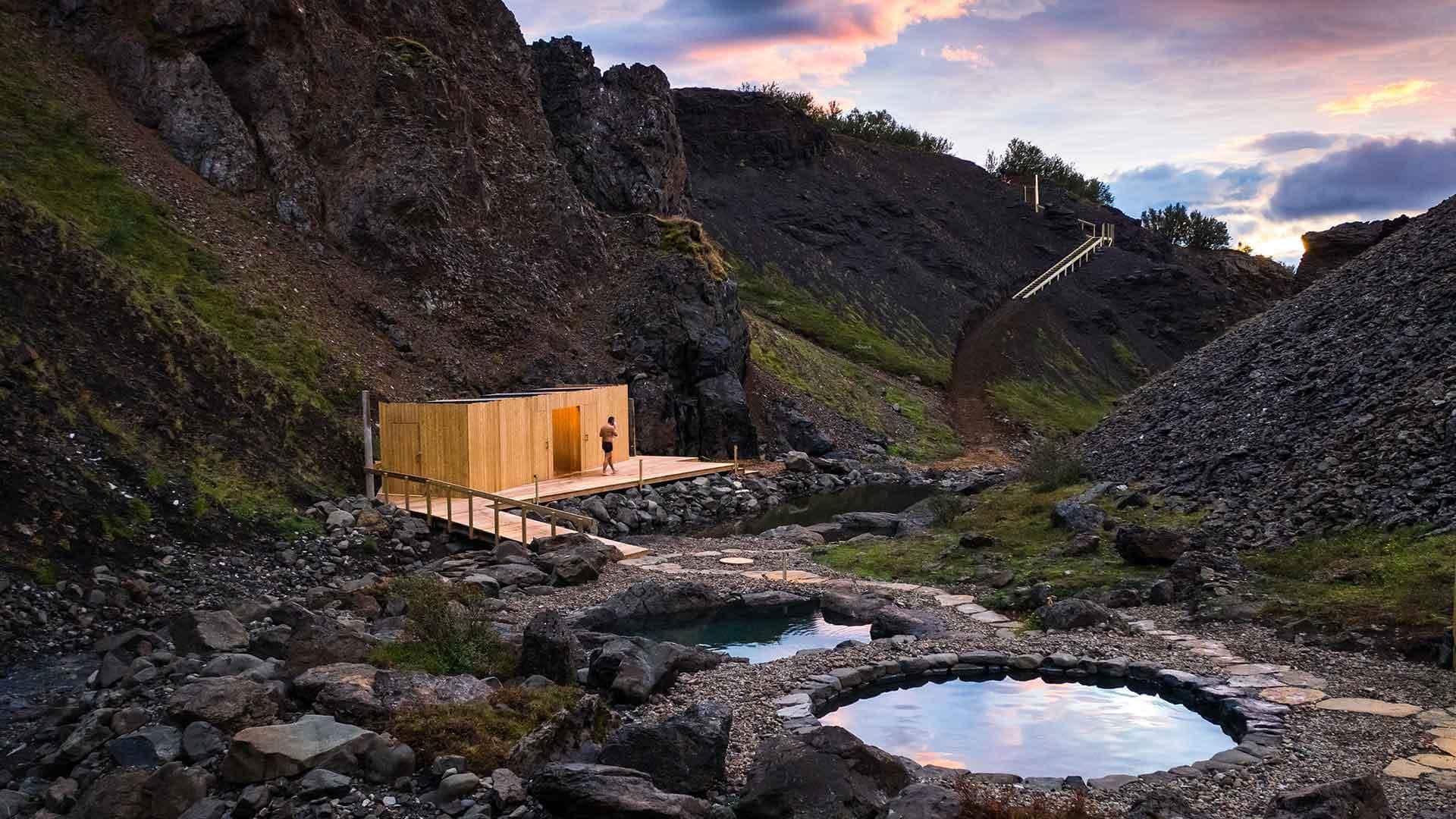 Menemukan Mata Air Panas Tersembunyi di Islandia