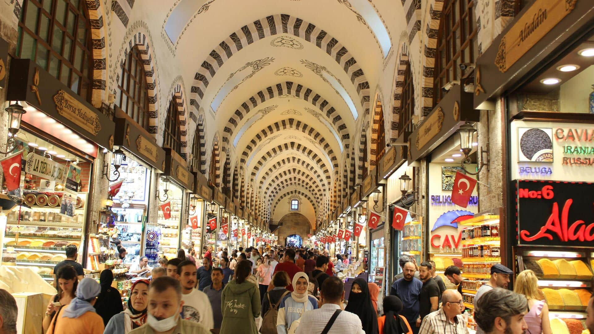 Menjelajahi Bazaar Bersejarah Istanbul untuk Harta Karun Abadi
