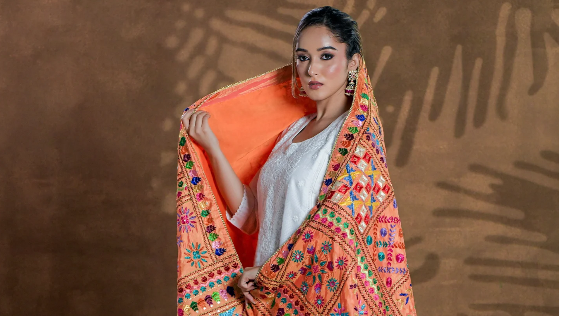 Cara memakai Phulkari berwarna-warni dengan gaya