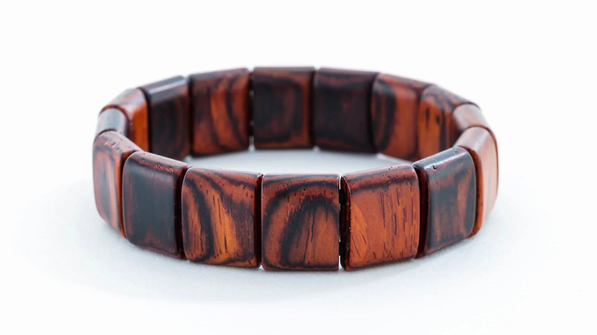 Tingkatkan gaya Anda dengan perhiasan kayu abadi