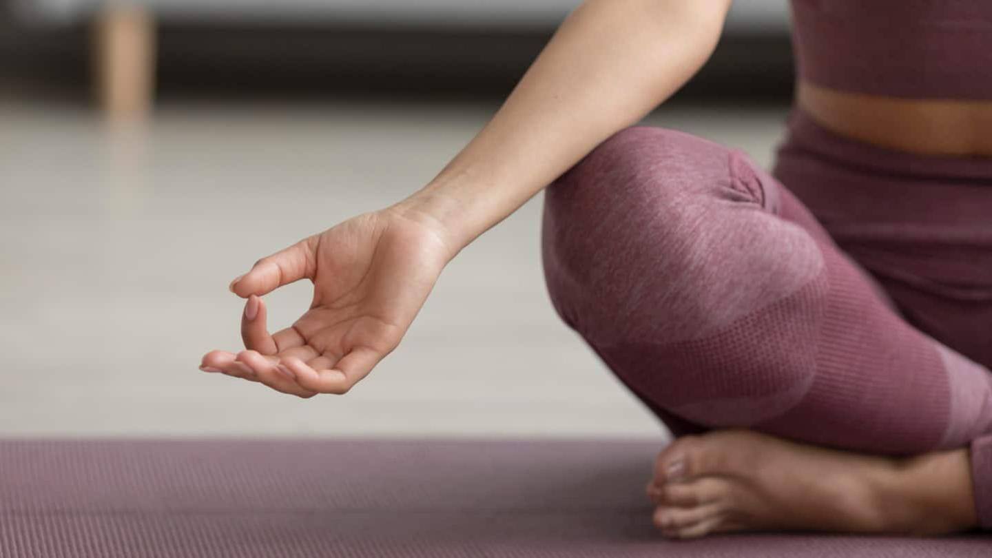 5 pose yoga yang efektif redakan gejala menopause