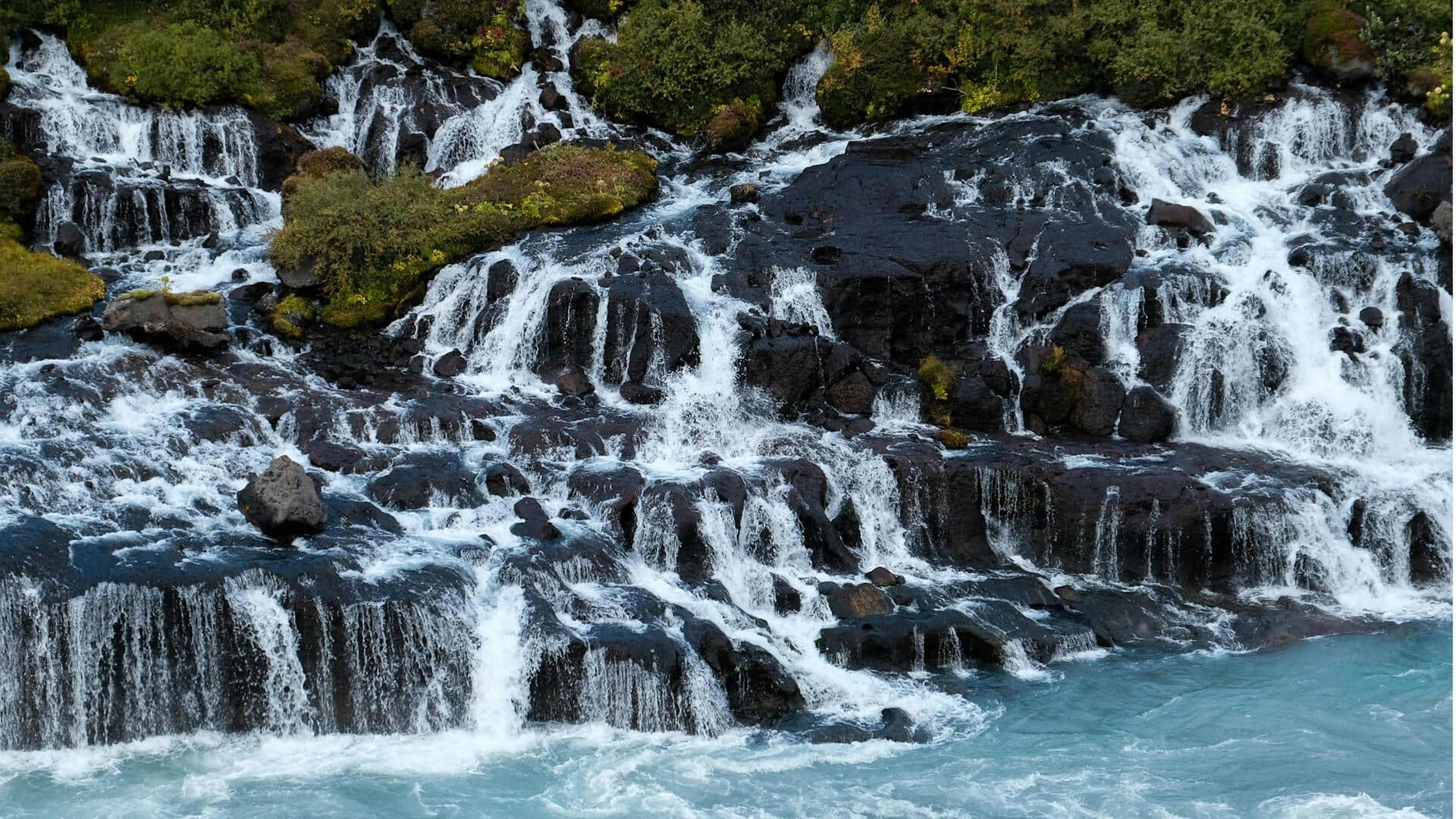 Menjelajahi Keajaiban Air Terjun Hraunfossar, Islandia