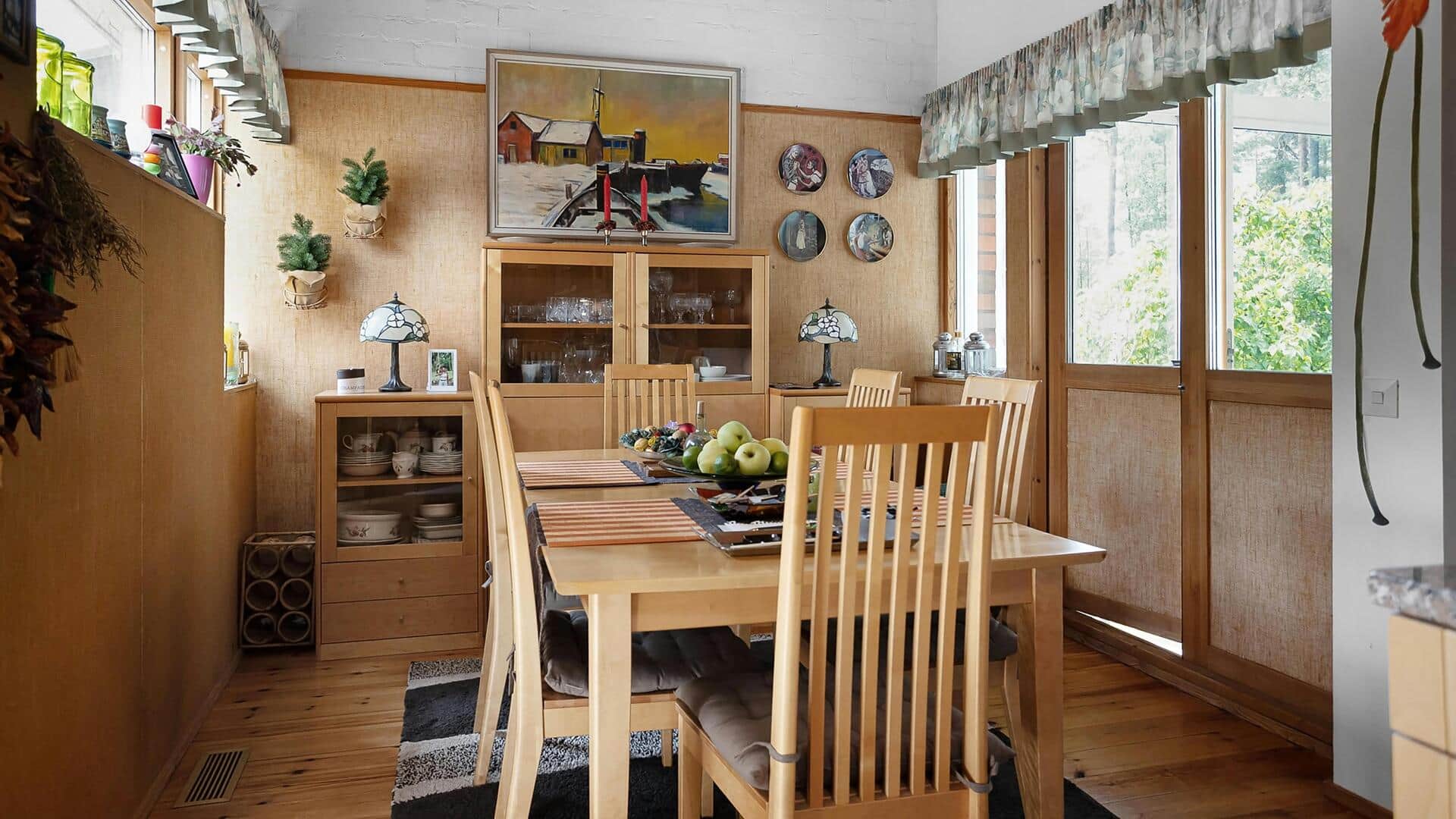 Mengatasi goresan pada furnitur kayu dengan cepat menggunakan kenari