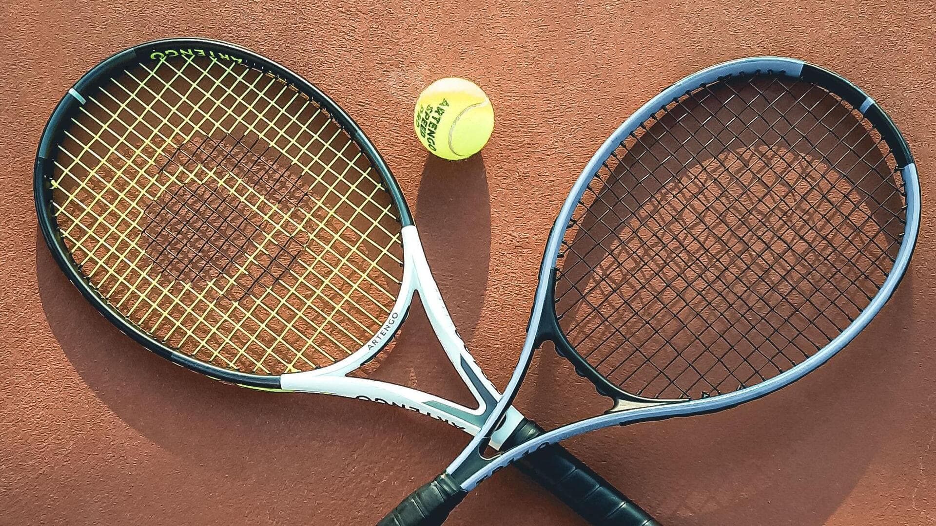 Pengaruh senar raket tenis pada gaya bermain