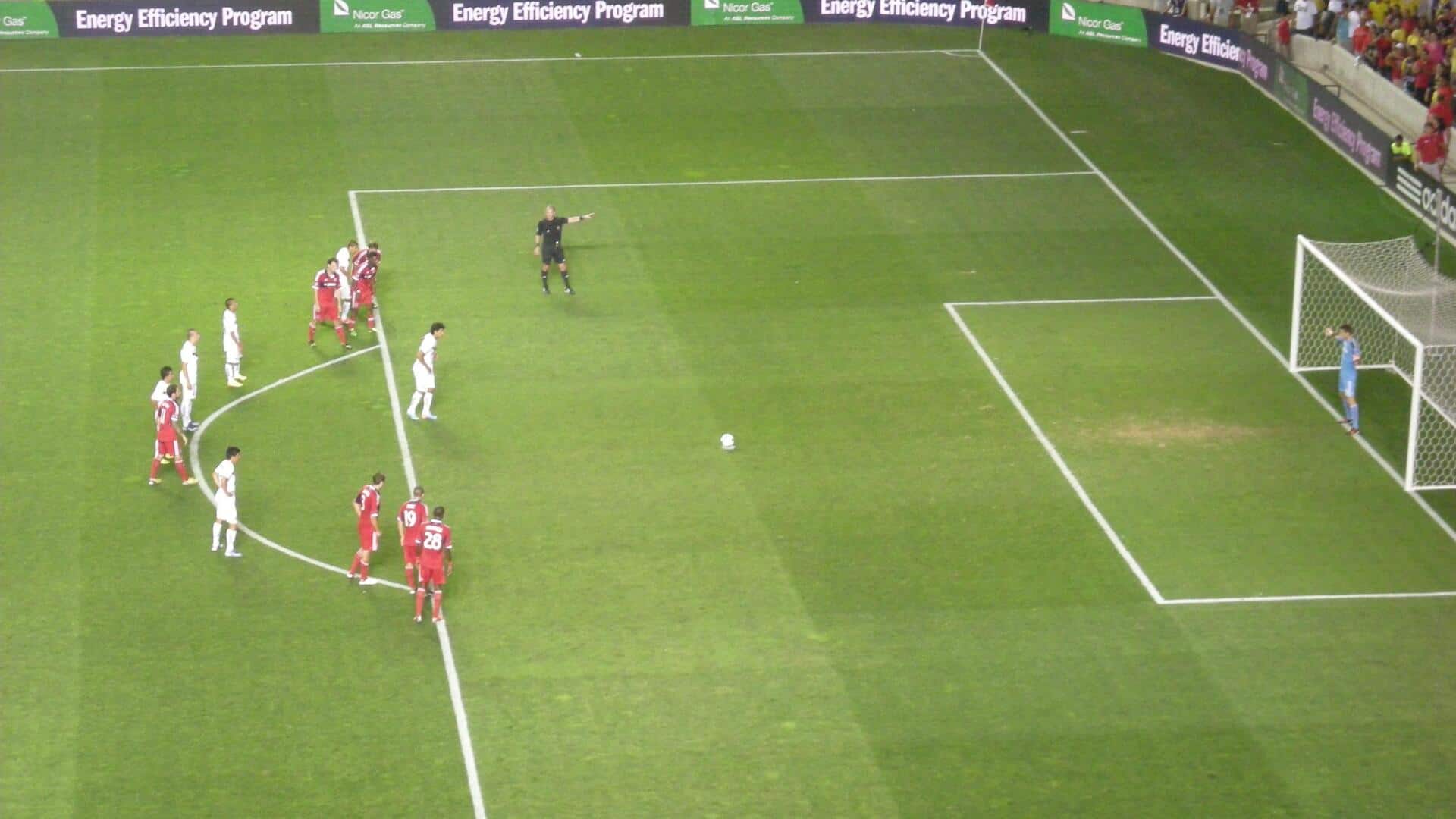 Mengapa lapangan sepak bola memiliki busur penalti?