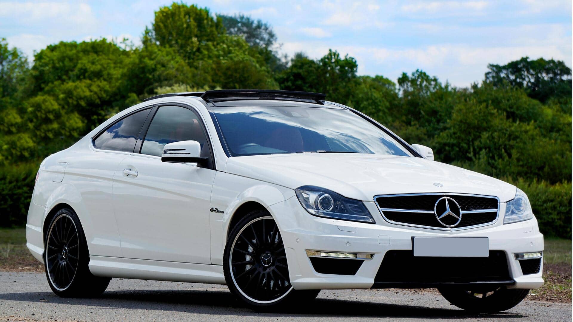 Teknologi Parkir Canggih di Mobil Mewah