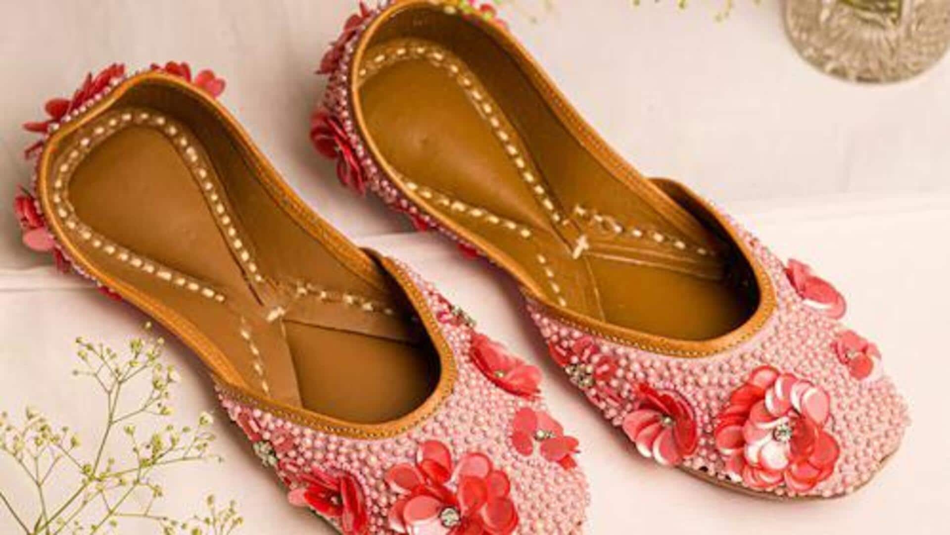 Juttis yang wajib dimiliki untuk melengkapi pakaian India musim dingin