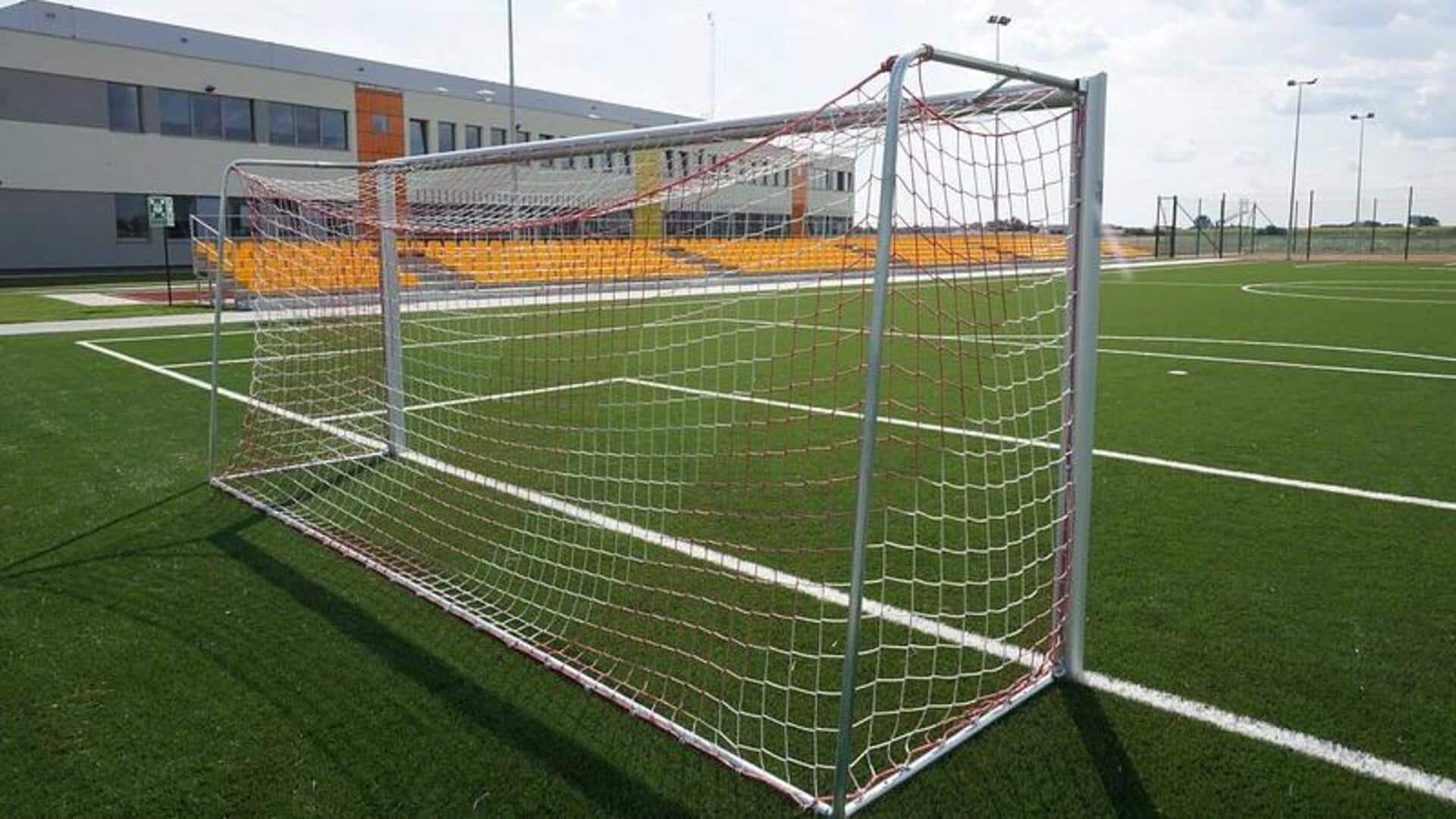 Mengapa tiang gawang sepak bola berwarna putih cerah?