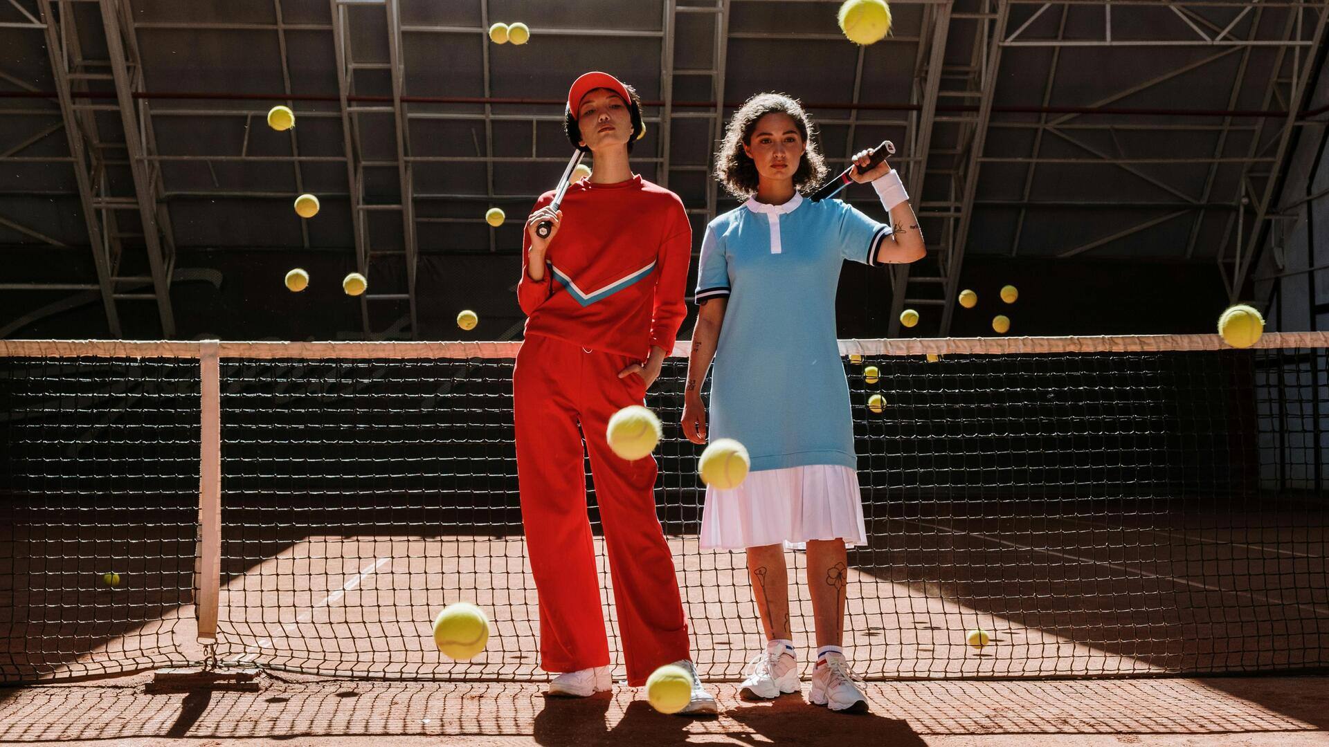 Mengapa pemain ganda tenis memberi isyarat di belakang punggung?