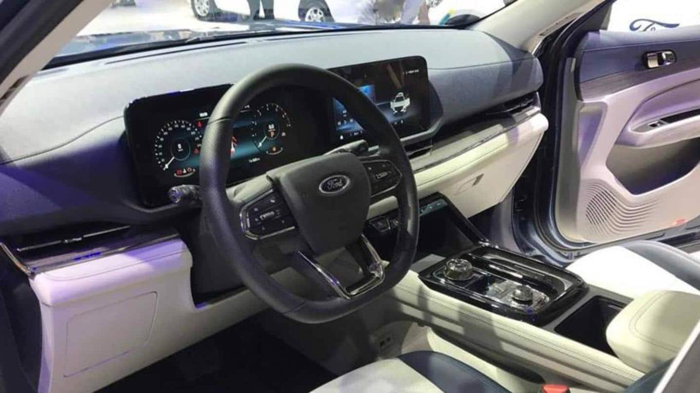 SUV ini mendapat lima kursi dan setir yang bawahnya rata SUV ini mendapat lima kursi dan setir yang bawahnya rata