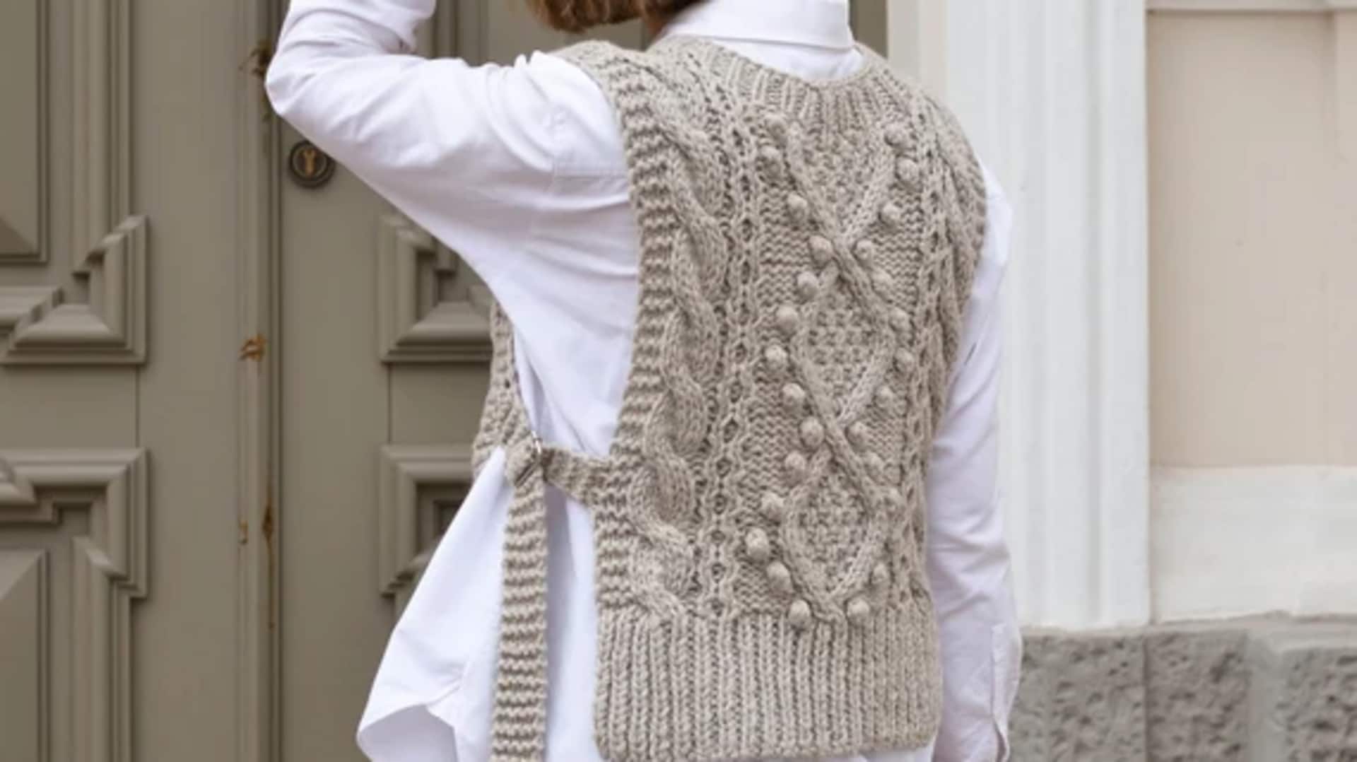 Gaya kasual musim semi India dengan rompi rajut