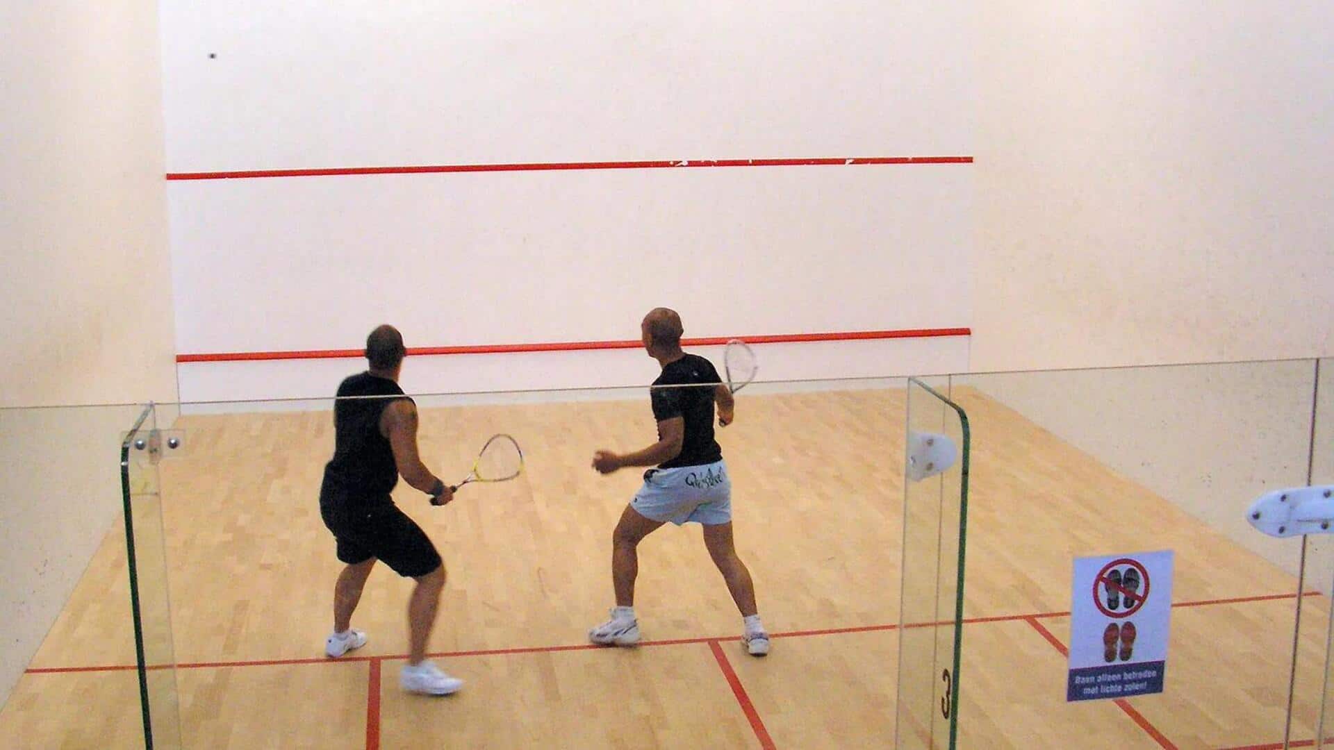 Mengapa dinding lapangan squash terbuat dari kaca?