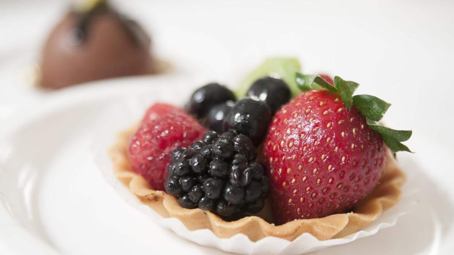 Menguasai tart buah dengan buah sehari-hari yang berwarna-warni Menguasai tart buah dengan buah sehari-hari yang berwarna-warni