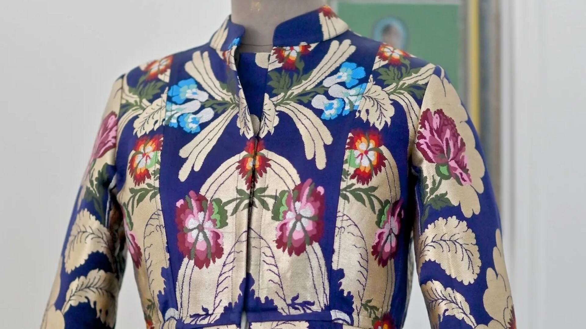 Gaya jaket brokat India yang berani dan cantik