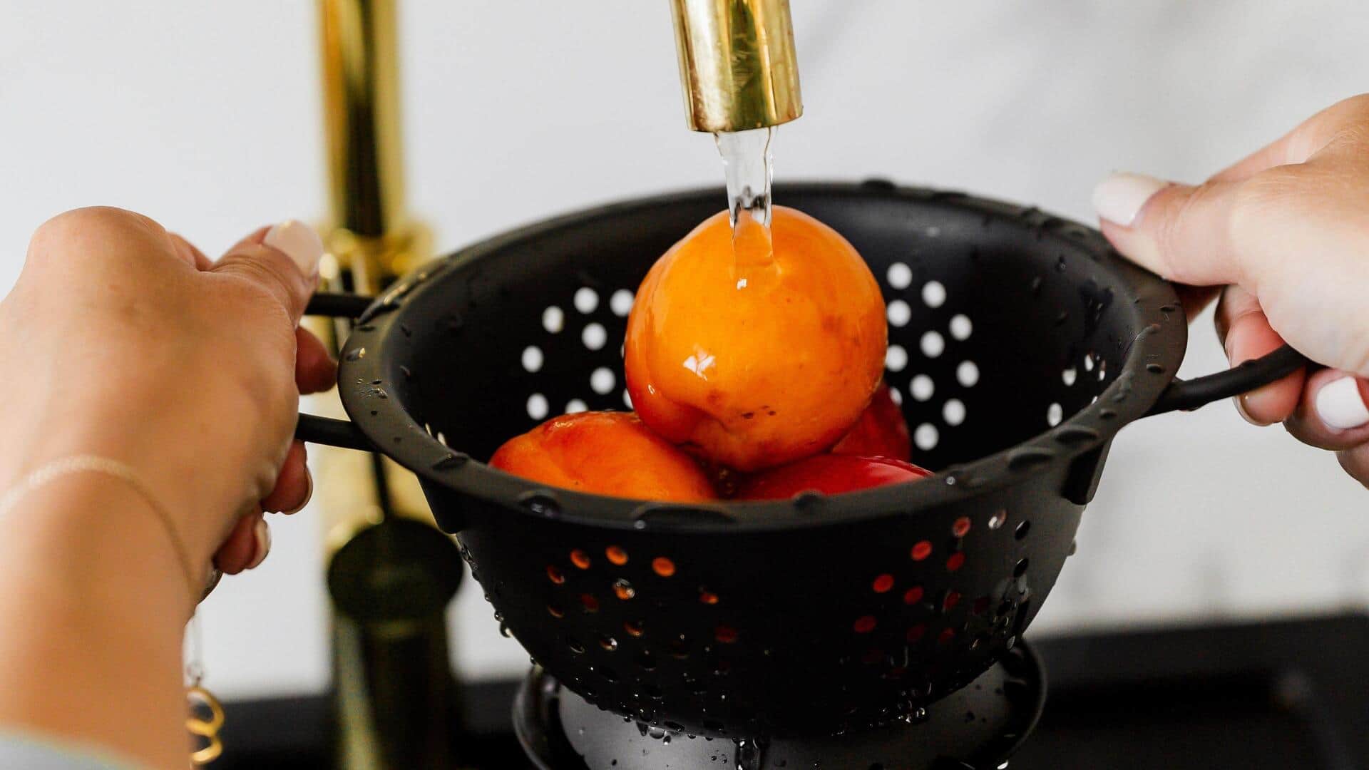 Membuat pot tanaman bergaya dari saringan dapur lama