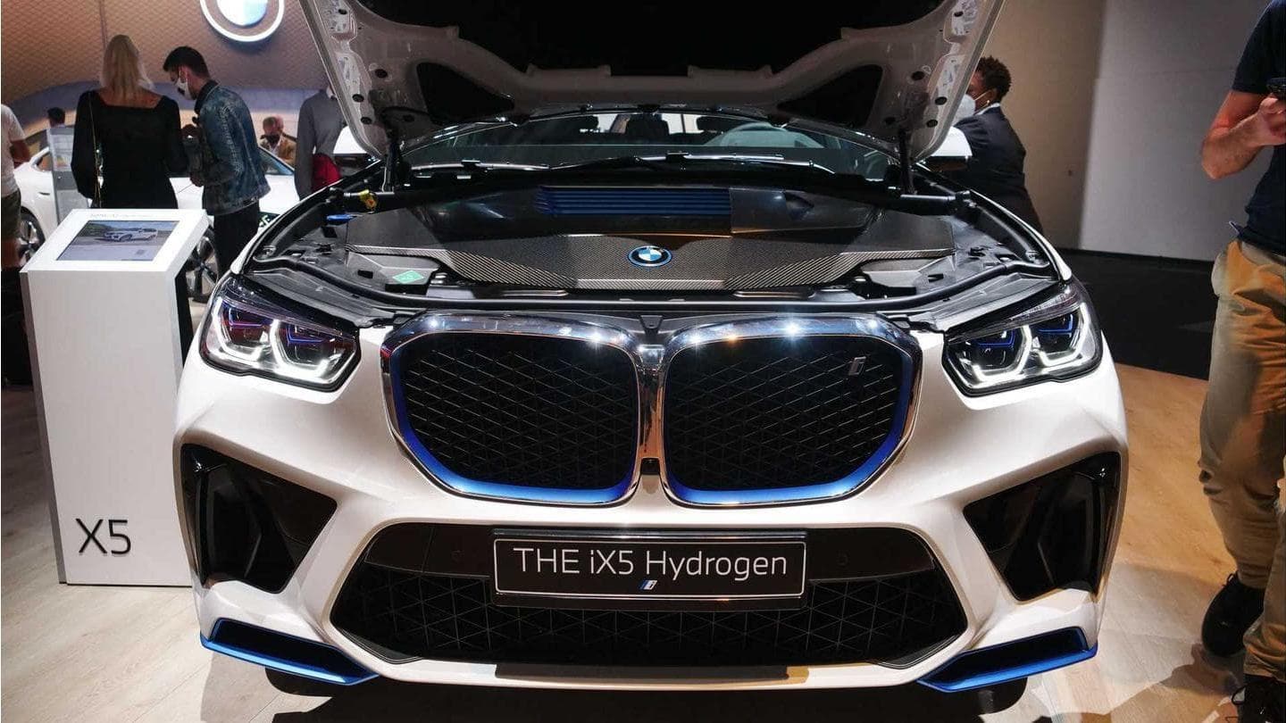 Mobil ini memiliki grill ginjal beraksen biru dan roda 22 inci Mobil ini memiliki grill ginjal beraksen biru dan roda 22 inci
