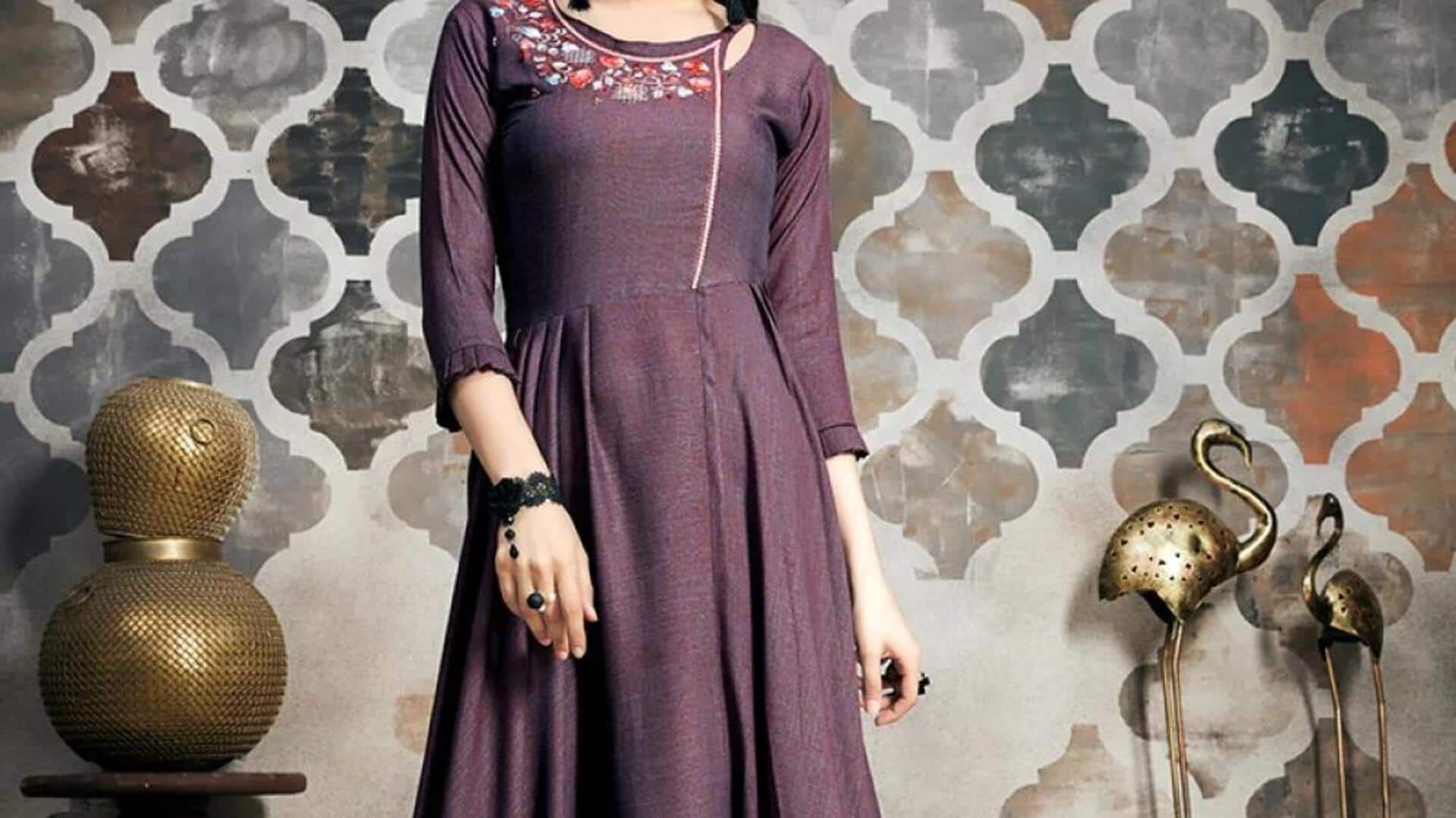 Cara memadukan atasan khadi dengan aksesori India yang berwarna-warni