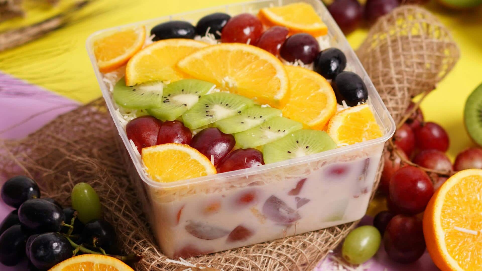Membuat salad buah menggunakan bahan dapur sederhana