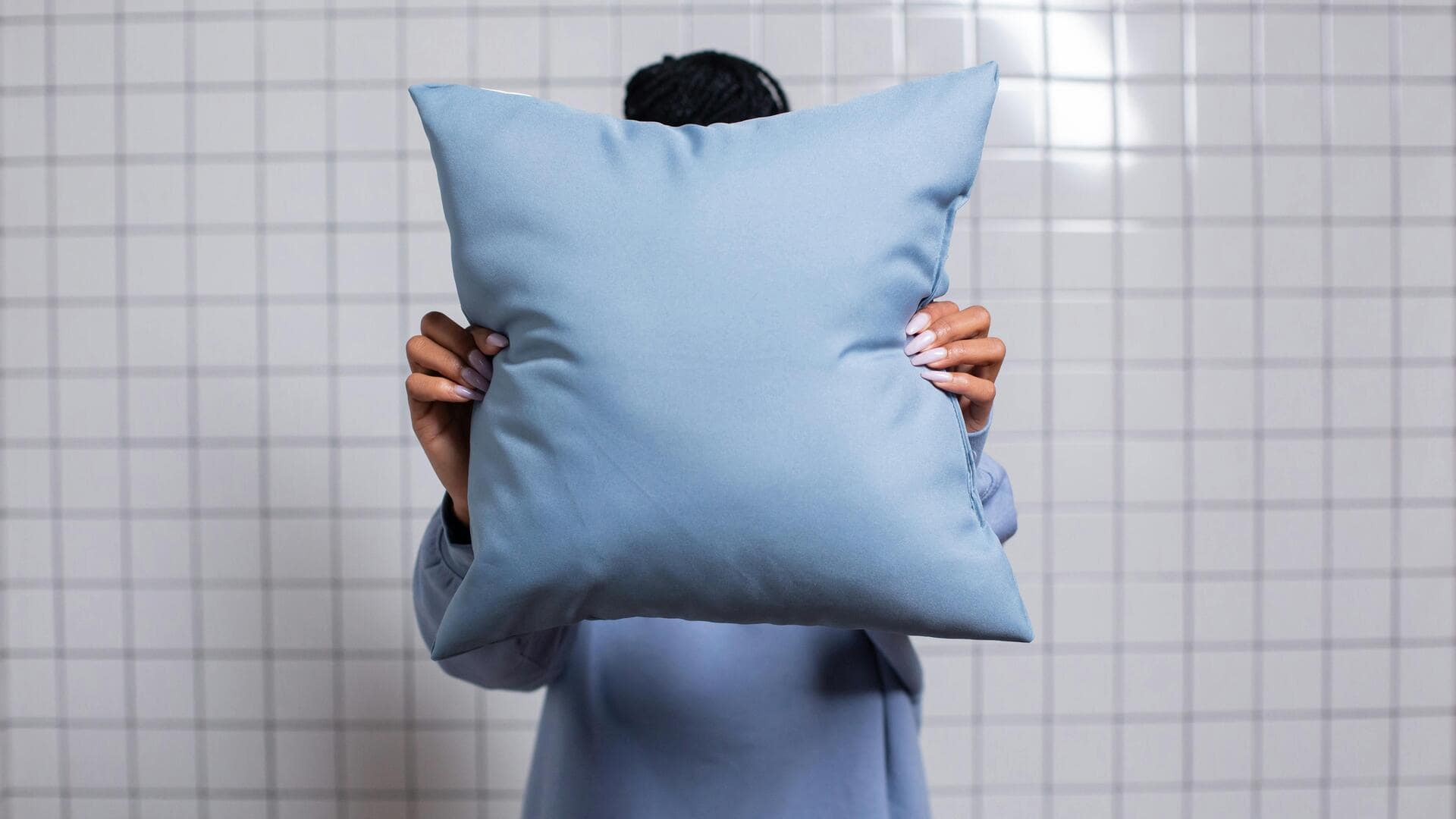 Cara mudah menyegarkan bantal tanpa mencucinya