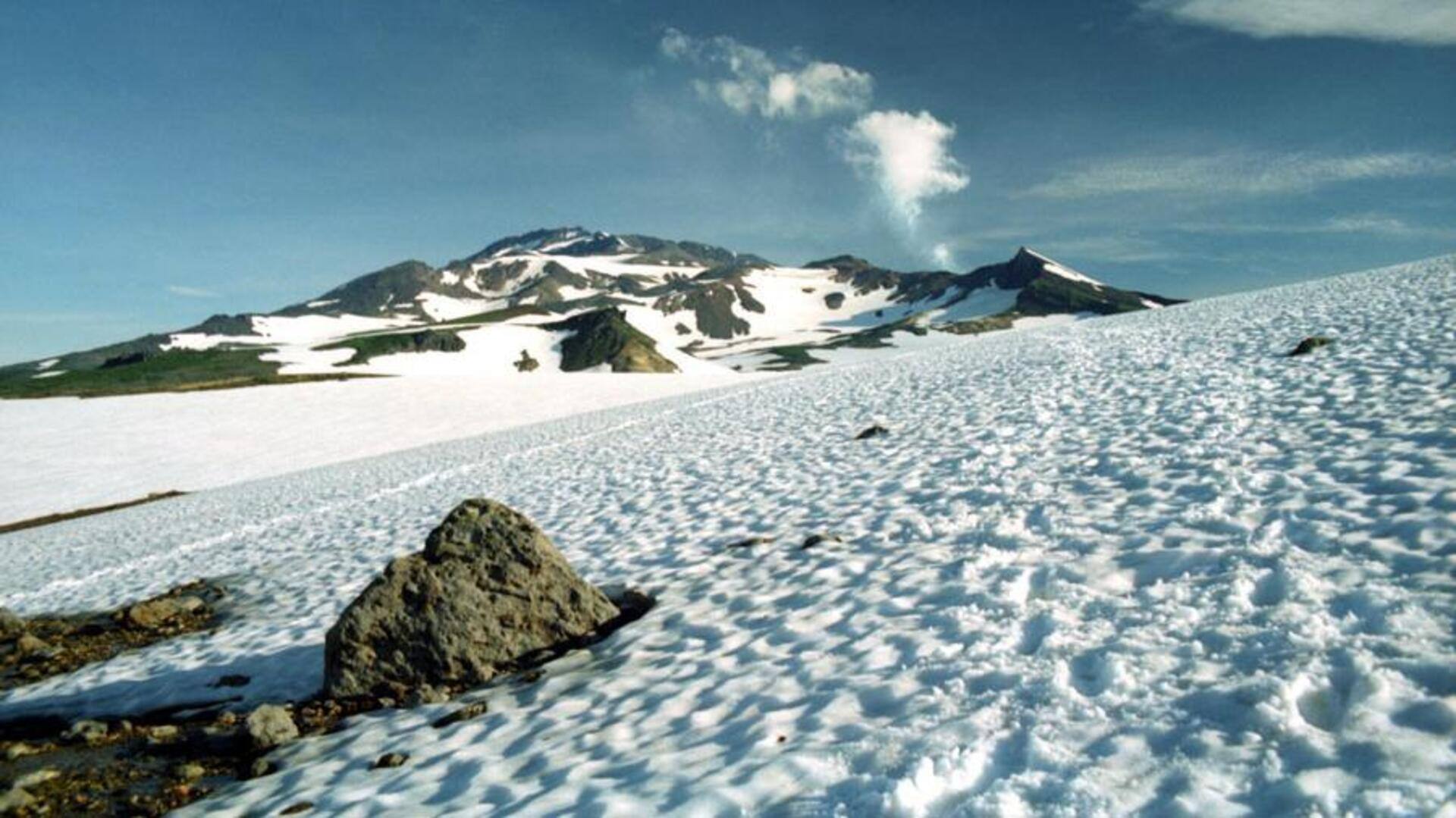 Menyusuri Keajaiban Gua Es Gunung Mutnovsky, Rusia