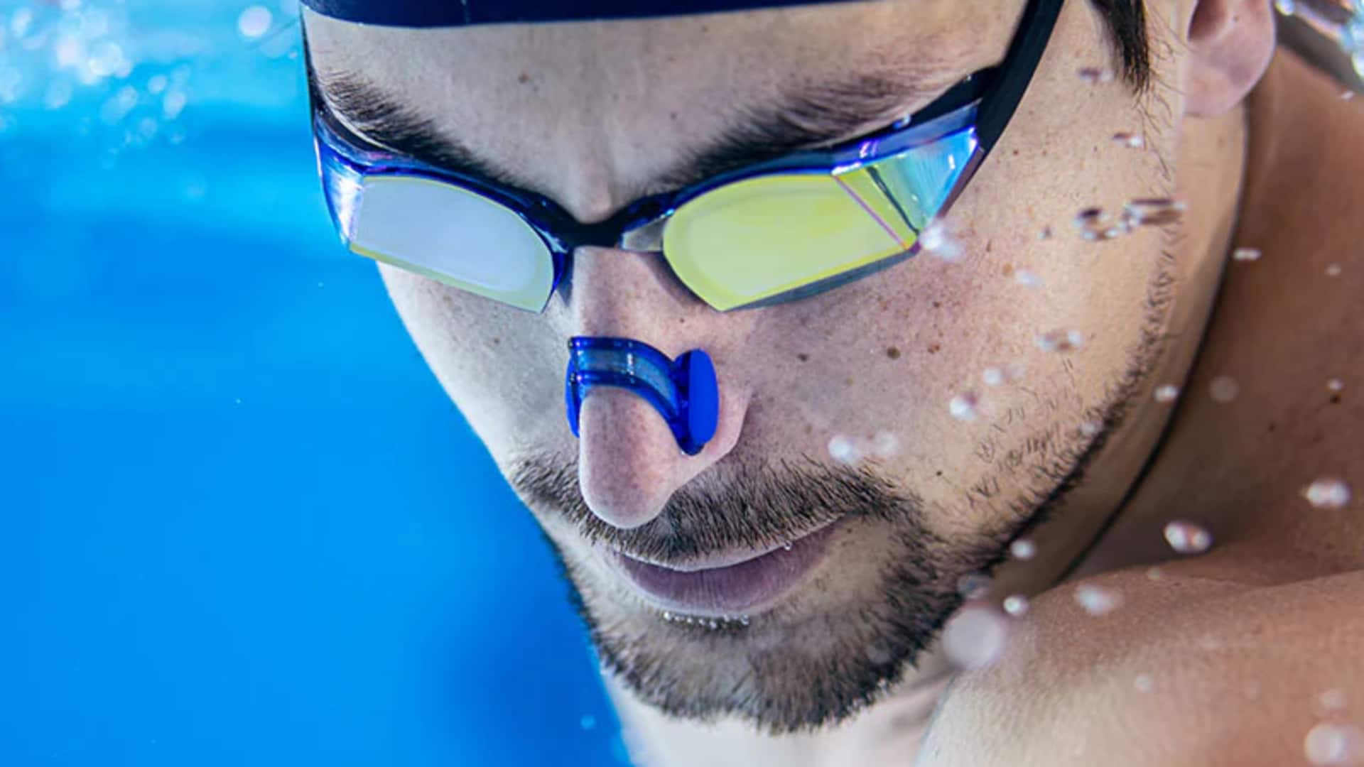 Mengapa perenang menggunakan penjepit hidung?