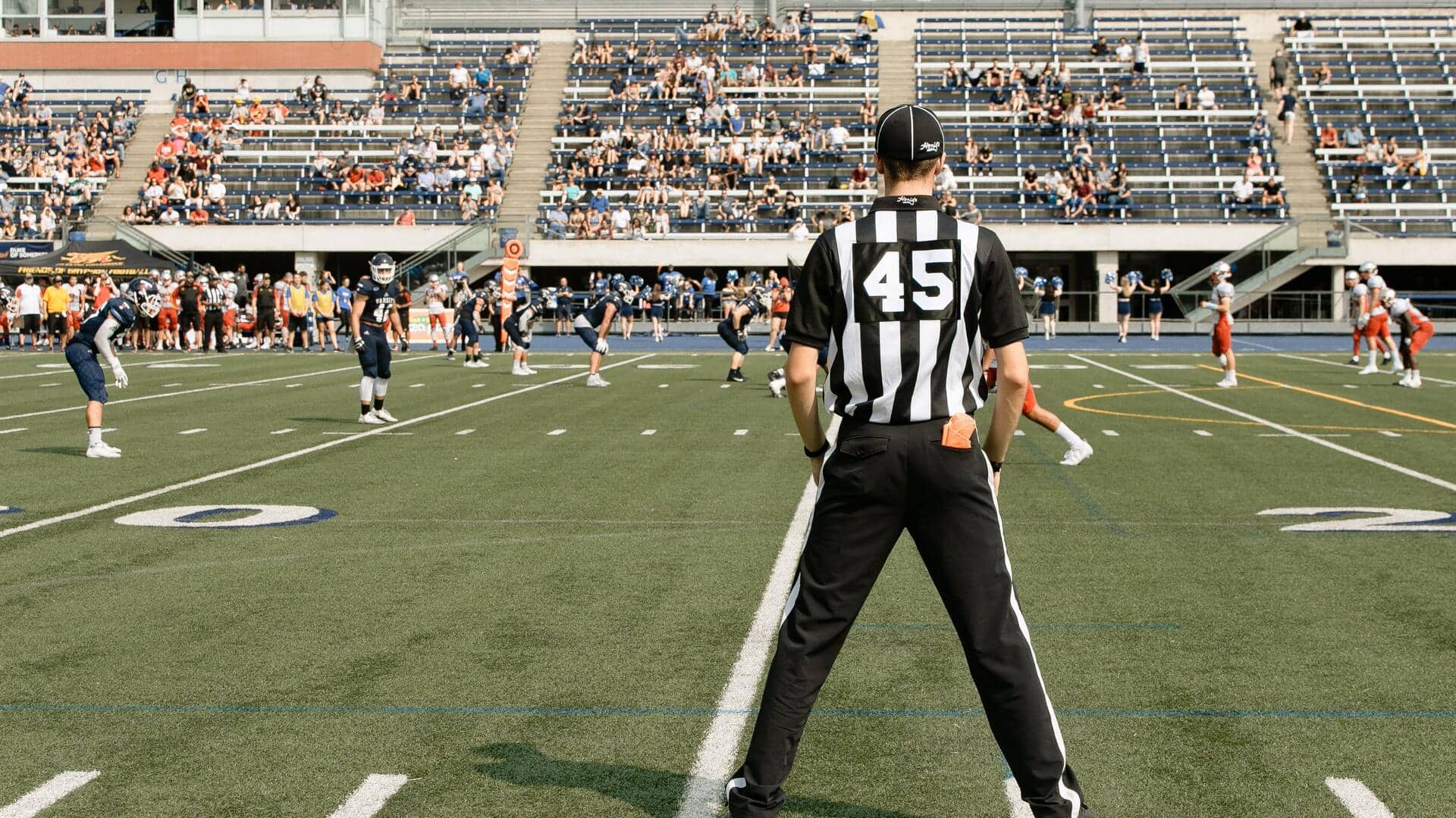Mengapa wasit memakai baju bergaris?