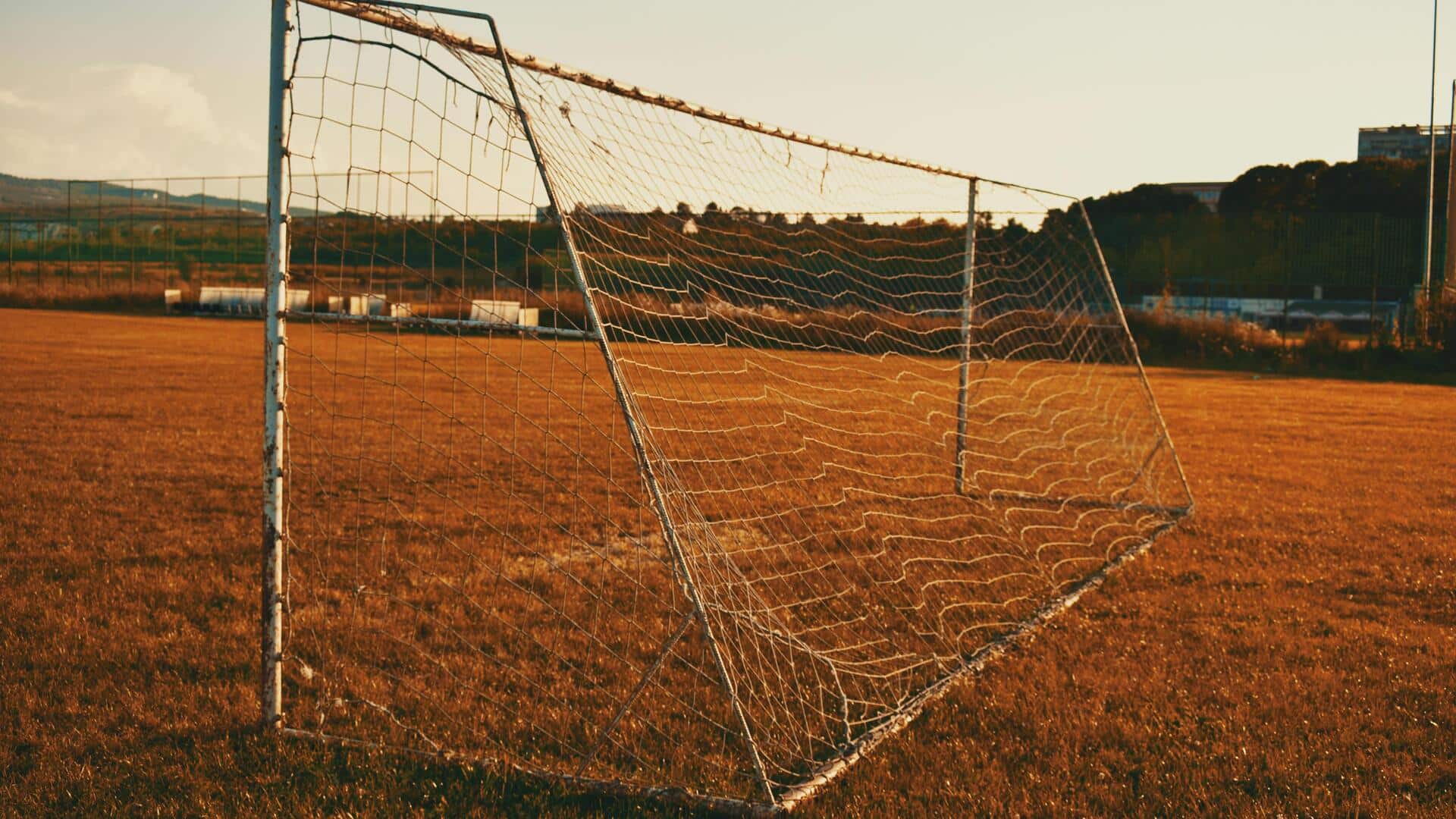 Mengapa bingkai gawang sepak bola selalu berwarna putih? Mengapa bingkai gawang sepak bola selalu berwarna putih?