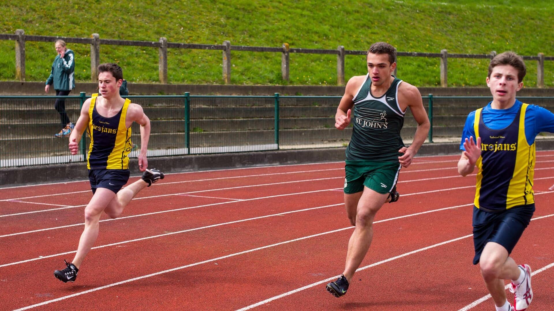 Mengapa pelari cepat tidak melihat ke samping saat berlari?