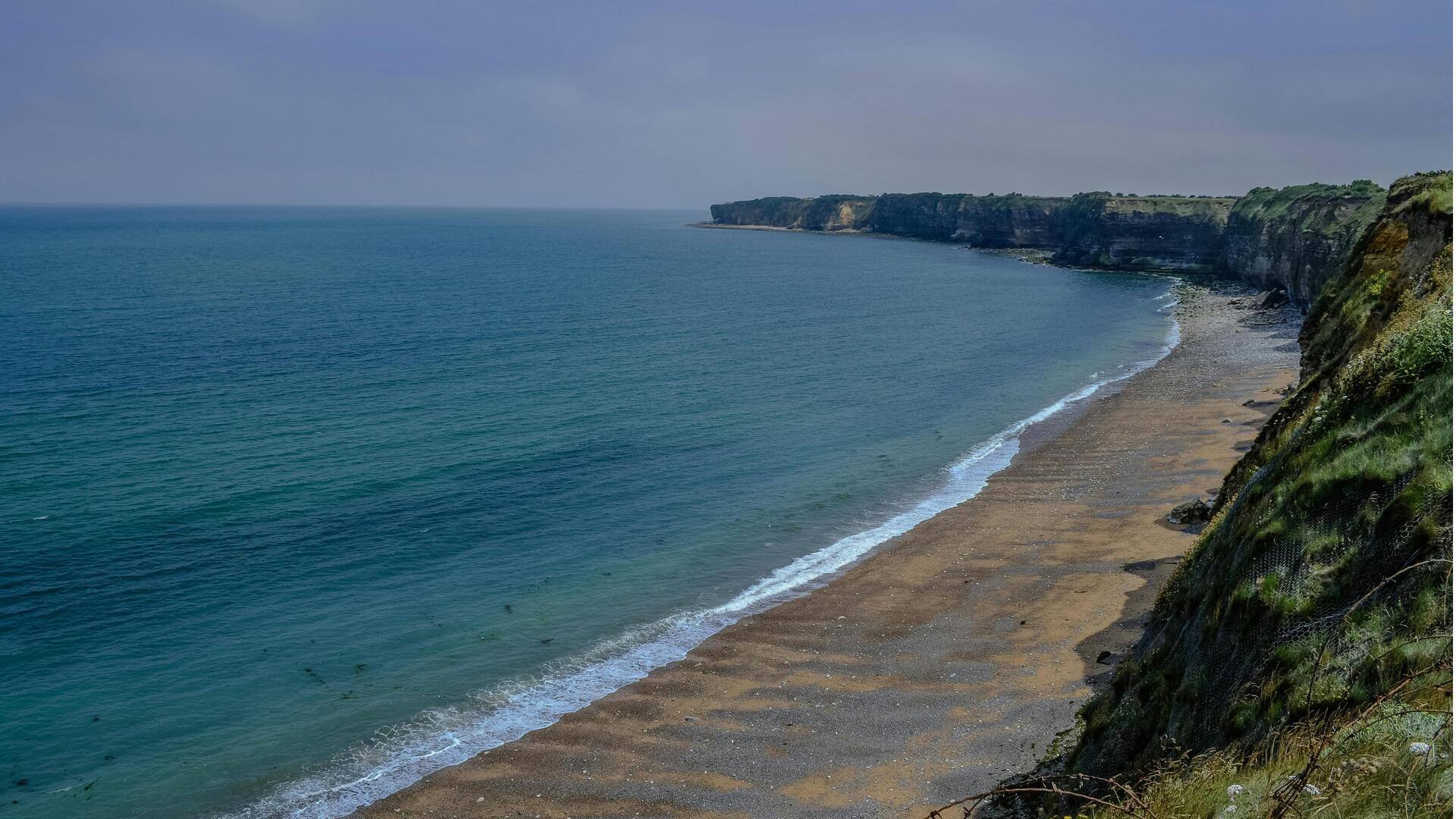 Menjelajahi Tebing Terjal dan Bunker Bersejarah di Pointe du Hoc, Normandia, Prancis