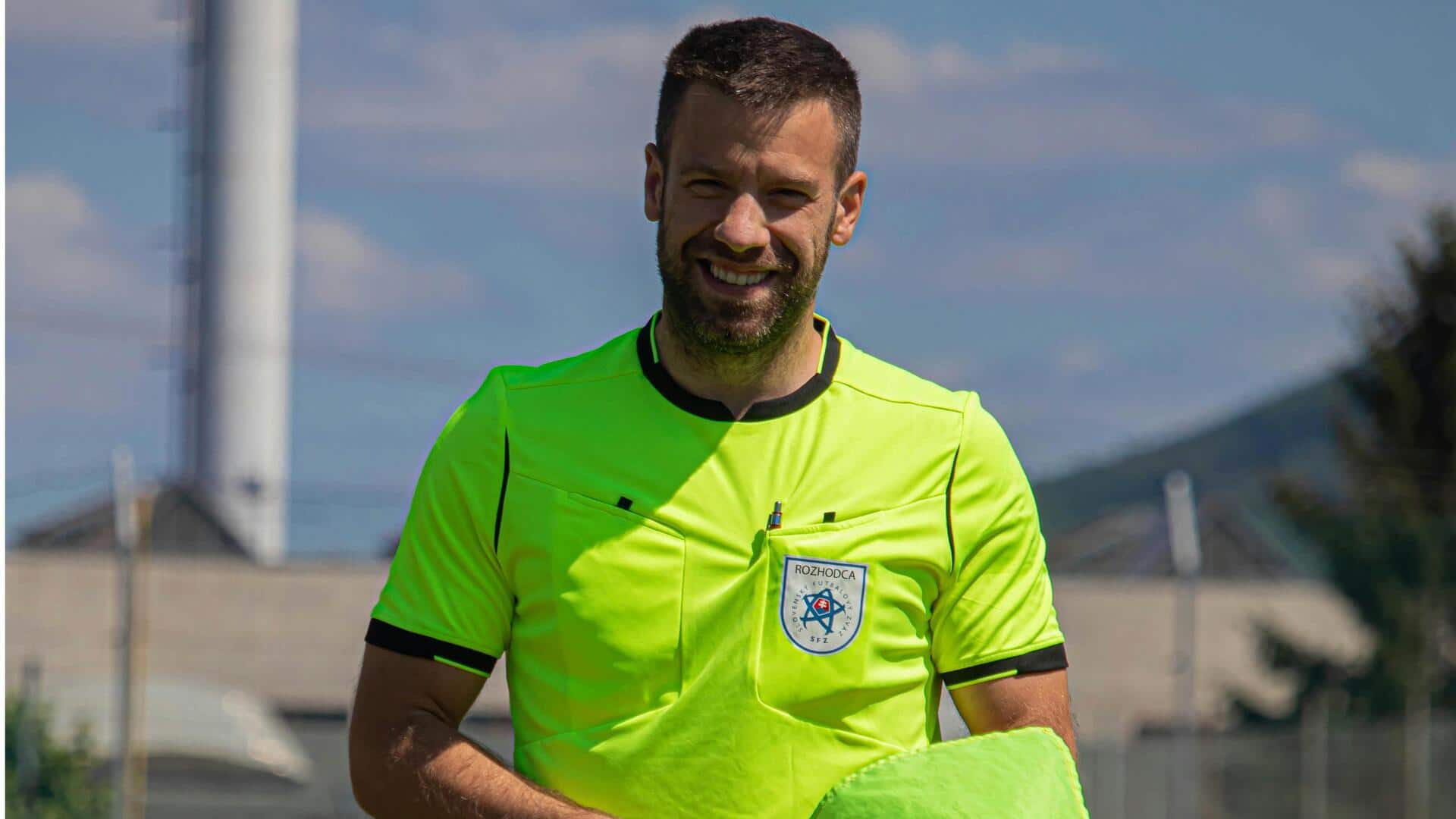 Mengapa wasit sepak bola memakai seragam khusus? Mengapa wasit sepak bola memakai seragam khusus?