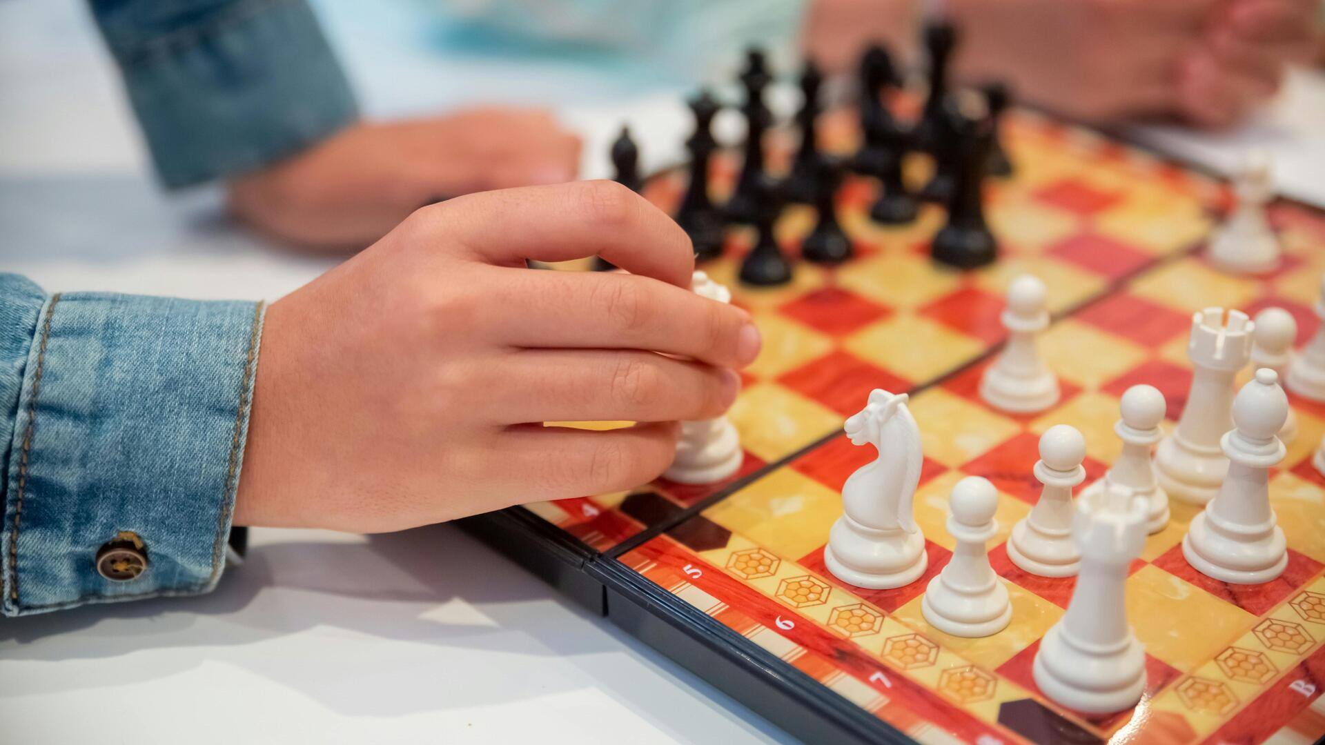 Mengapa pemain catur sering minum saat bertanding?