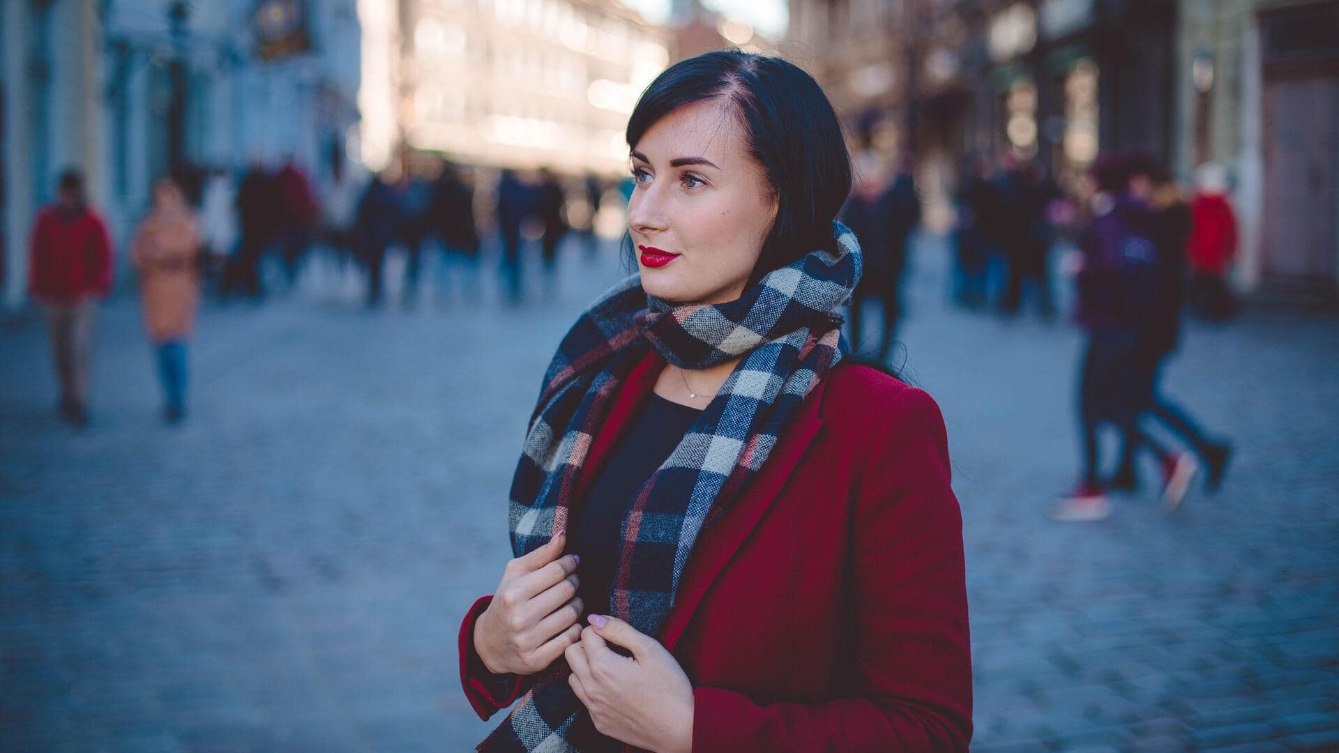 Lima ide syal kotak-kotak untuk gaya musim dingin India