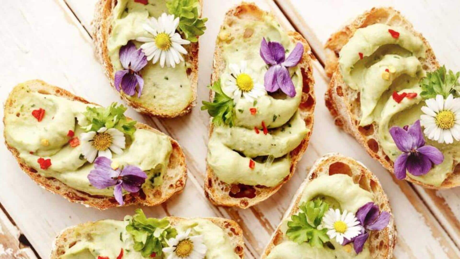 Hidangan Penutup dengan Tambahan Bunga yang Bisa Dimakan Hidangan Penutup dengan Tambahan Bunga yang Bisa Dimakan