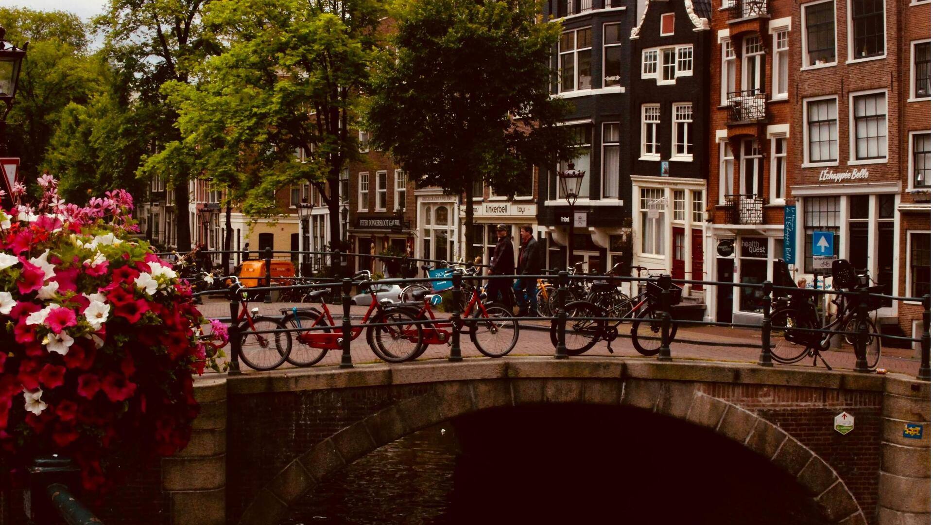 Menjelajahi Jalur Kanal Bersejarah di Amsterdam dengan Sepeda