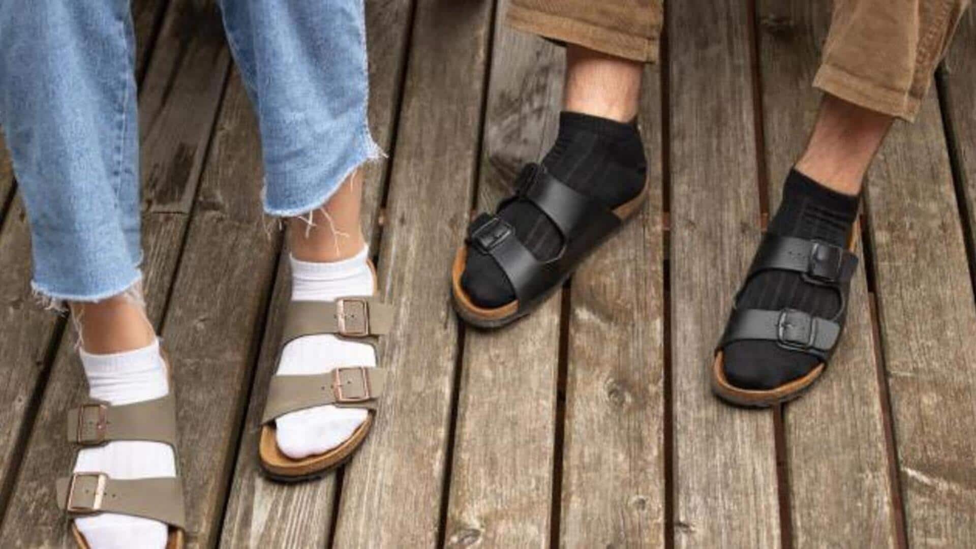 Kaus kaki dengan sandal bukan lagi salah langkah dalam mode