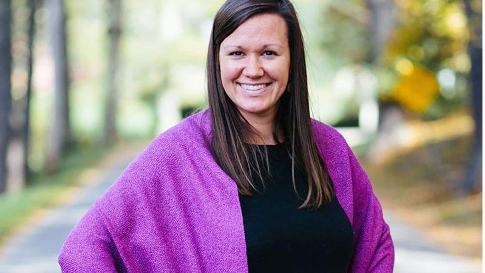 Ubah penampilan dengan stola bordir yang menawan