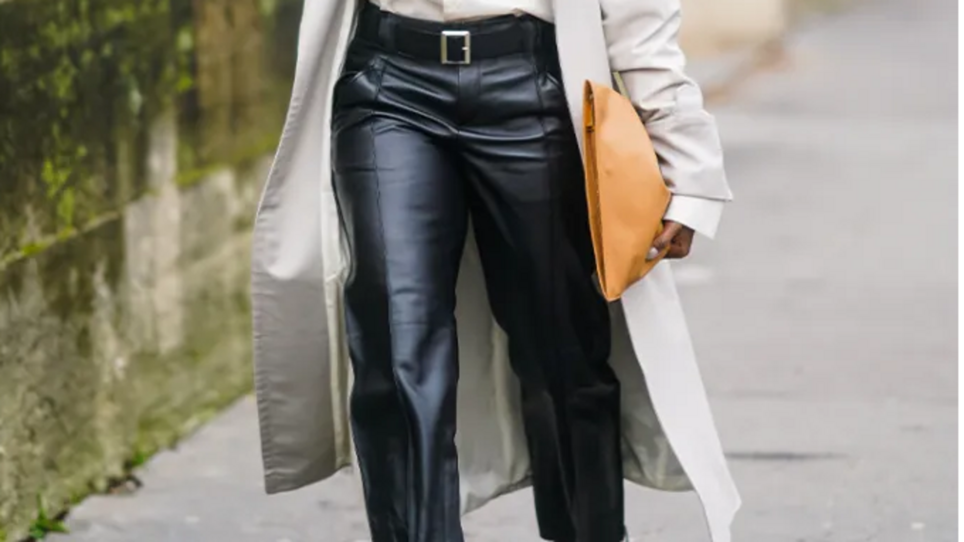 Cara memadukan celana kulit imitasi di musim dingin