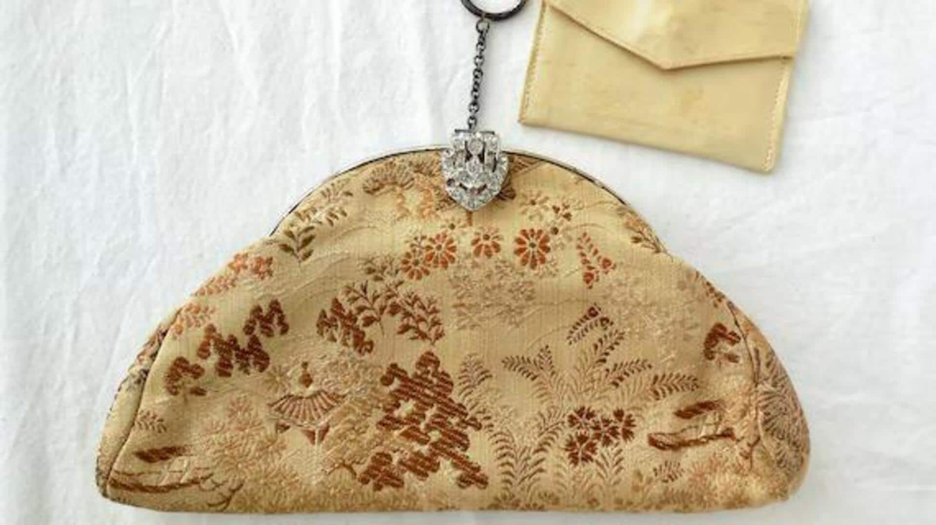 Clutch brokat sutra: Elegansi malam India