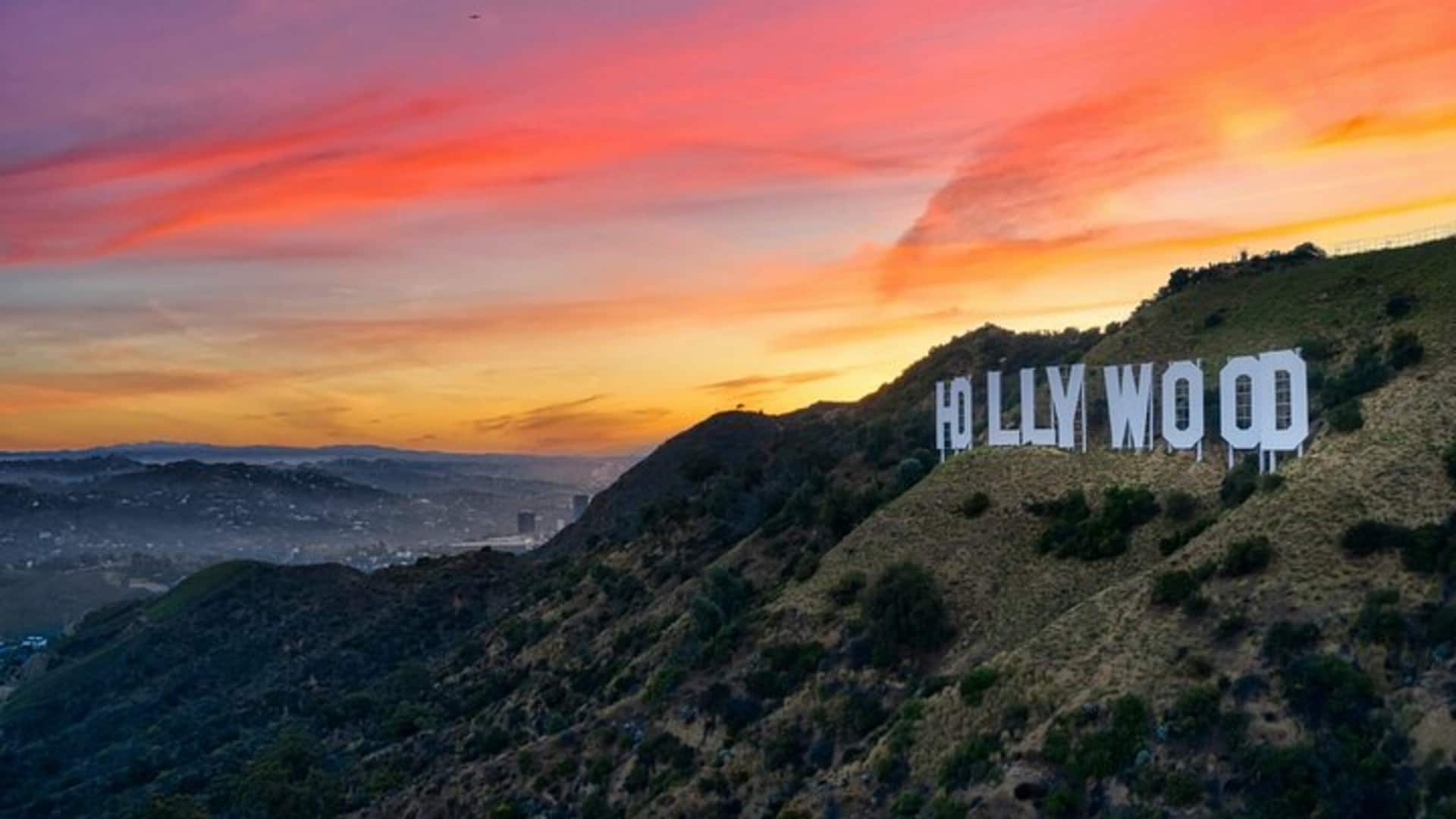 Pemandangan matahari terbenam di Hollywood yang memukau