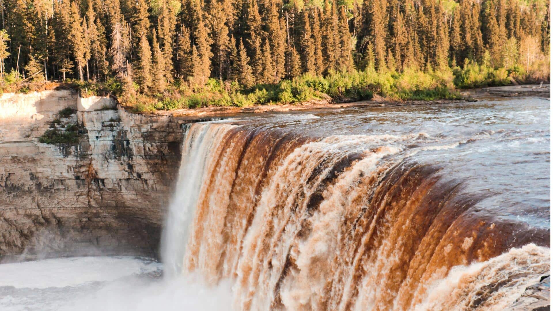Menjelajahi Lima Air Terjun di Kota Kanada
