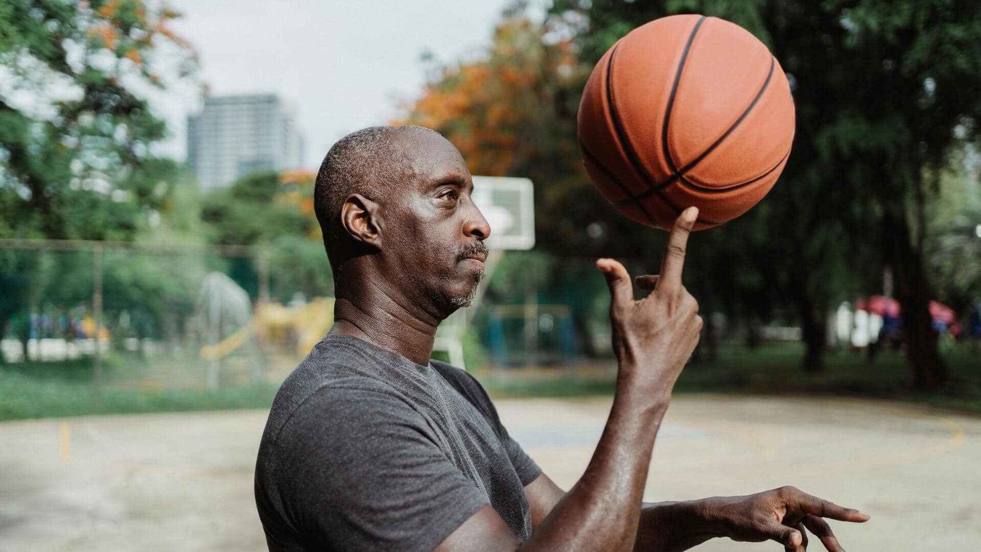 Mengapa bola basket memiliki garis hitam?