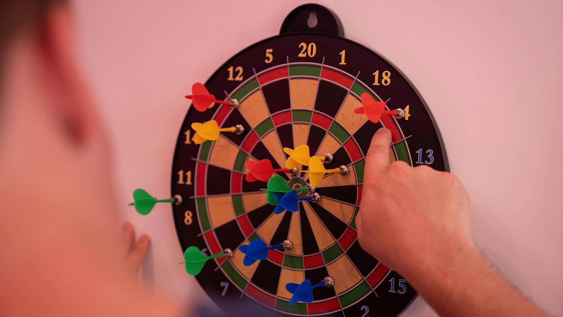 Mengapa mengenai Bullseye di papan dart sangat menantang? Mengapa mengenai Bullseye di papan dart sangat menantang?