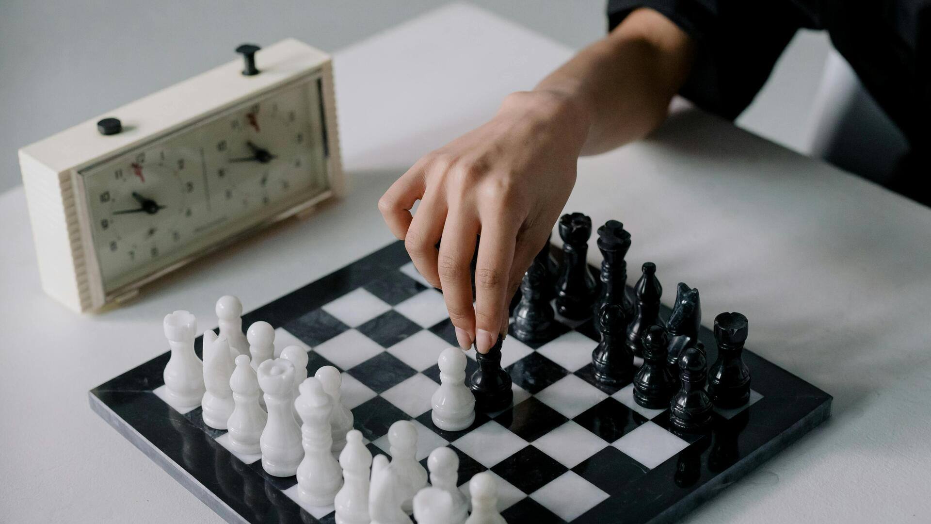 Mengapa jam catur penting dalam pengambilan keputusan strategis?