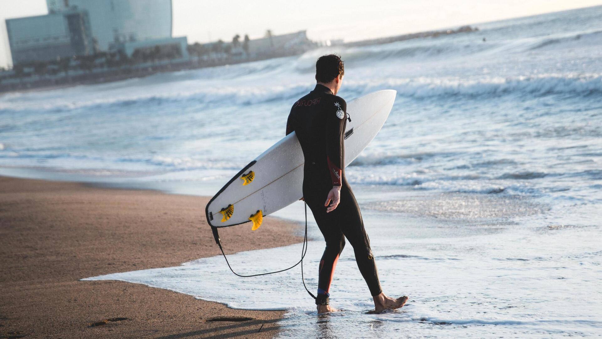 Mengapa peselancar menggunakan wax pada papan mereka?