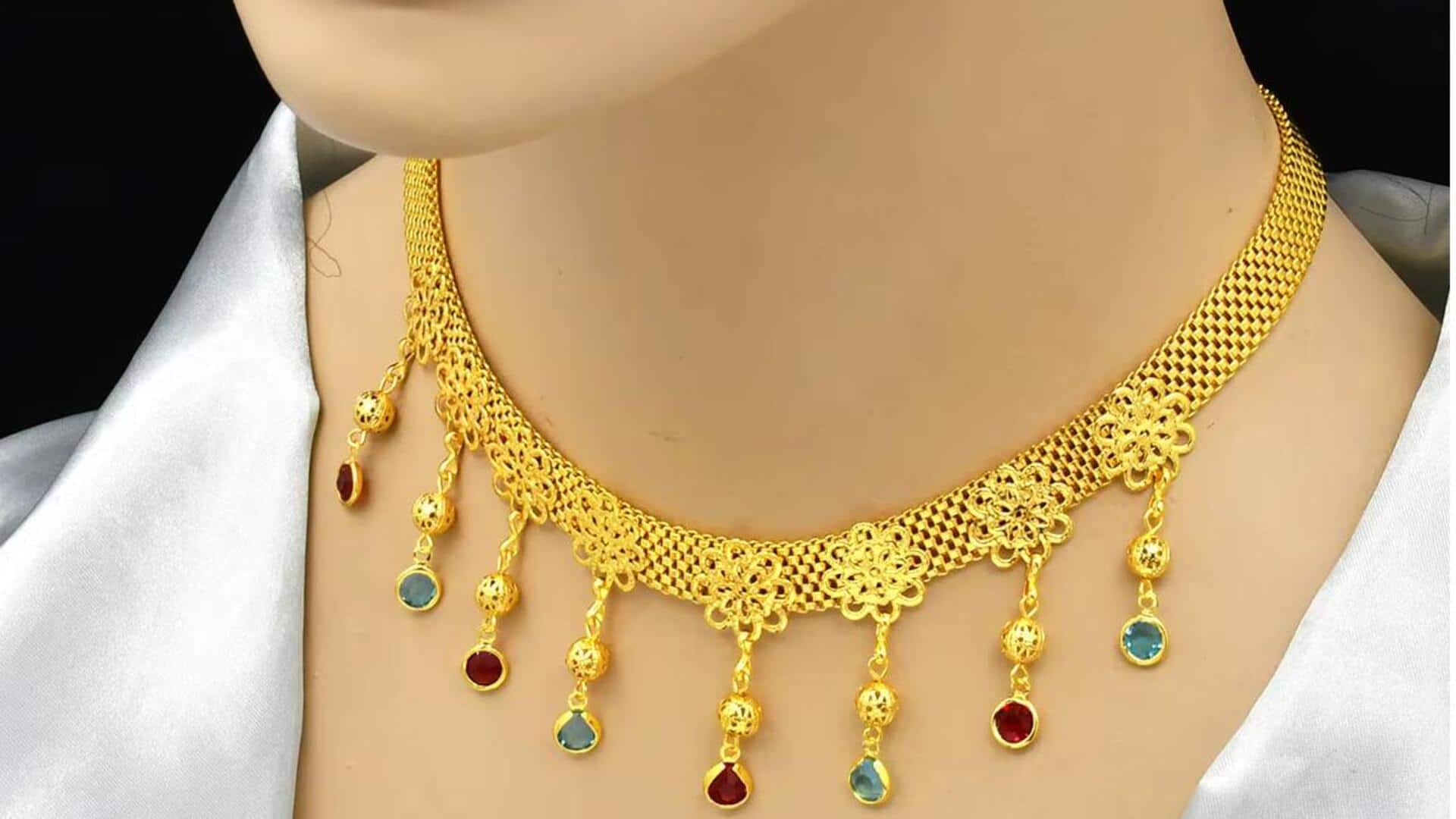 Gaya pernyataan dengan perhiasan dalam fesyen India minimalis