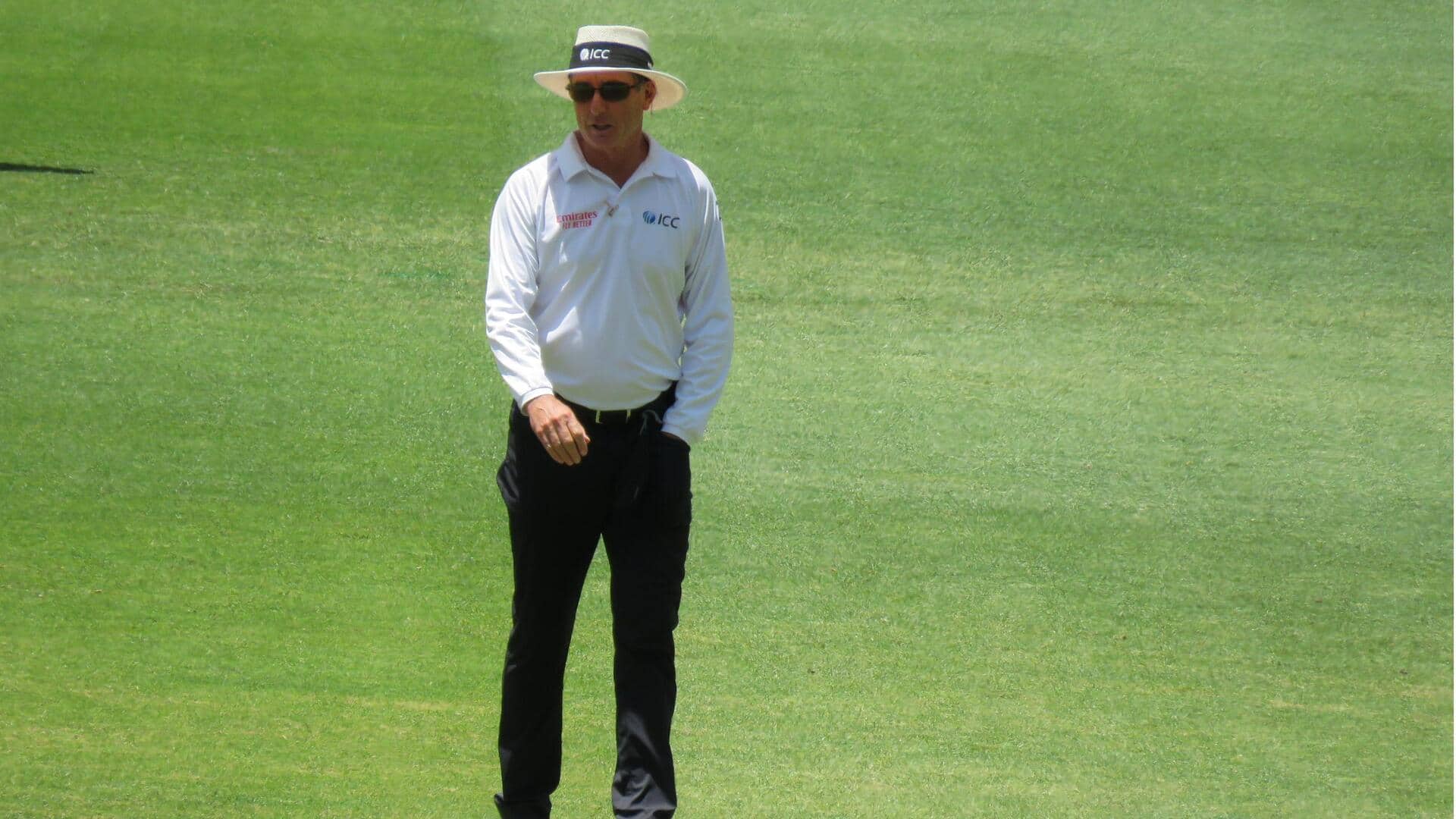 Mengapa wasit kriket memberi isyarat No-Ball?