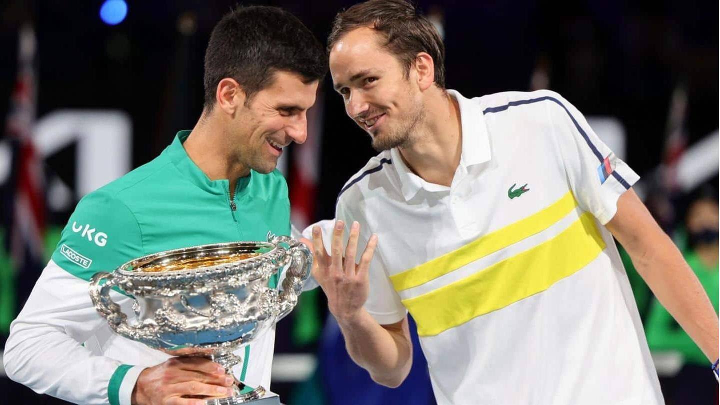 Djokovic mengalahkan Medvedev untuk memenangkan gelar Australia Terbuka kesembilannya Djokovic mengalahkan Medvedev untuk memenangkan gelar Australia Terbuka kesembilannya