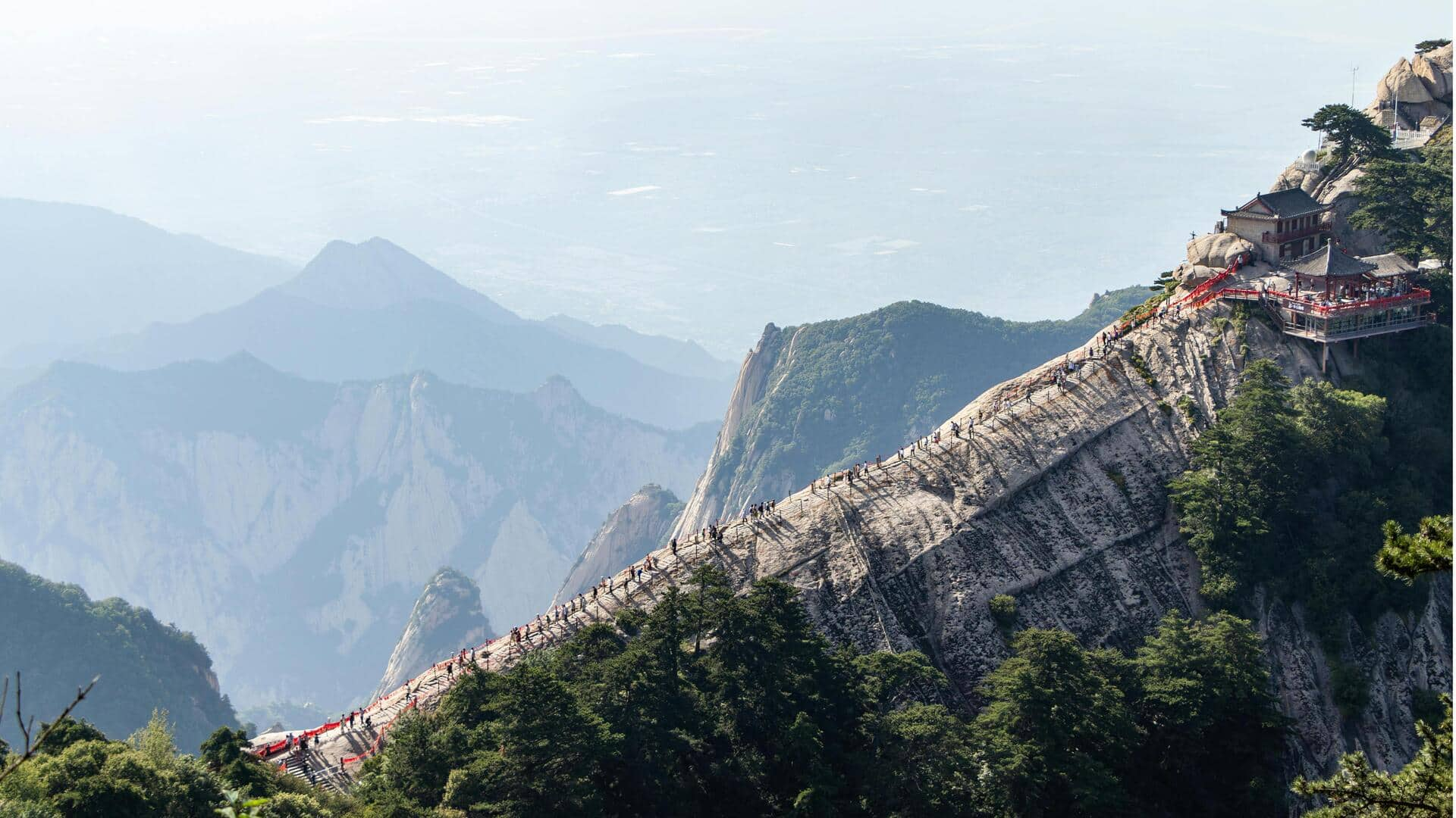 Menjelajahi Keindahan Danau Giok di Gunung Huashan, Cina