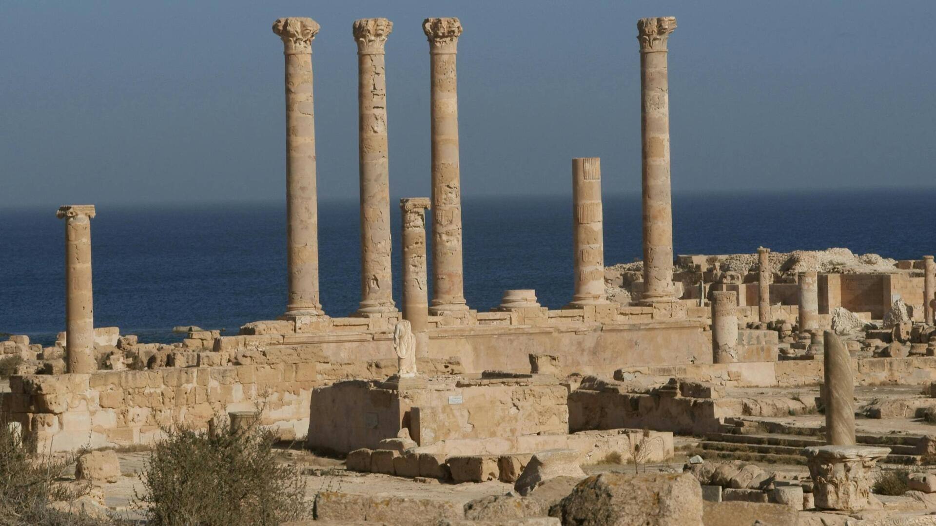 Menjelajahi Reruntuhan Terlupakan dan Pantai Sabratha, Libya Menjelajahi Reruntuhan Terlupakan dan Pantai Sabratha, Libya