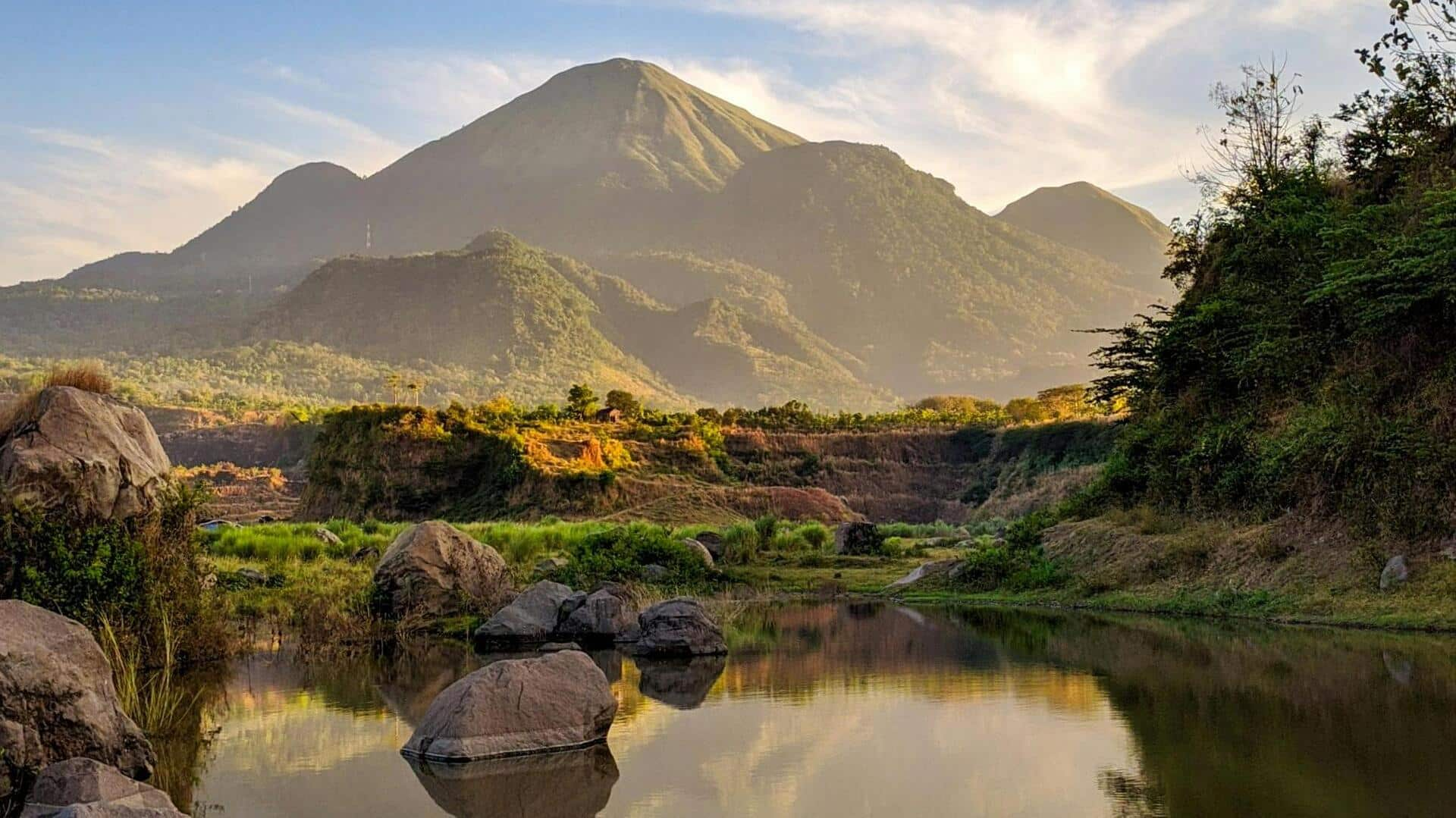 Menjelajahi Keajaiban Candi Batu Lava Gunung Penanggungan, Indonesia